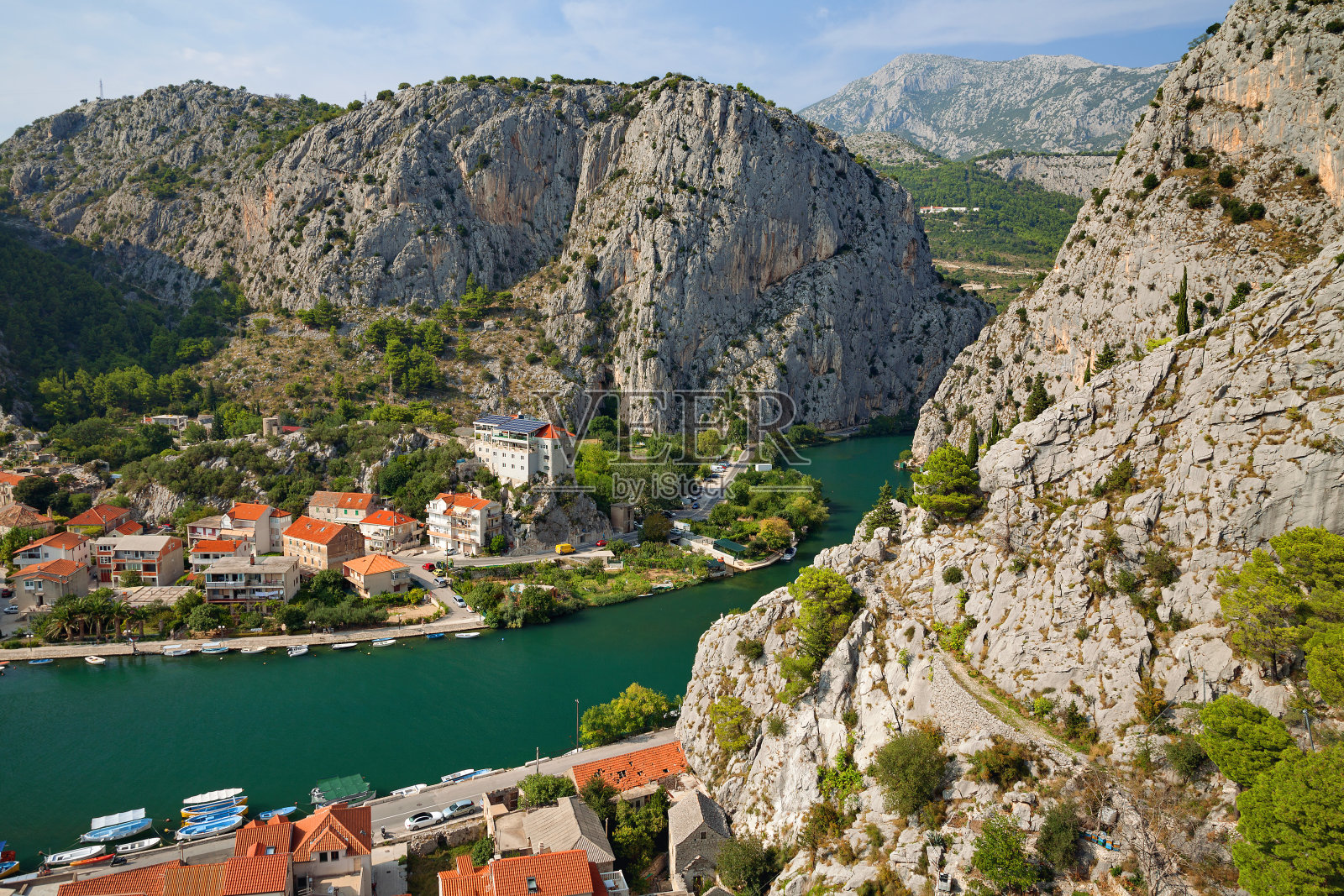 克罗地亚的欧米斯——从塞蒂纳河的米拉贝拉城堡(Peovica)看照片摄影图片