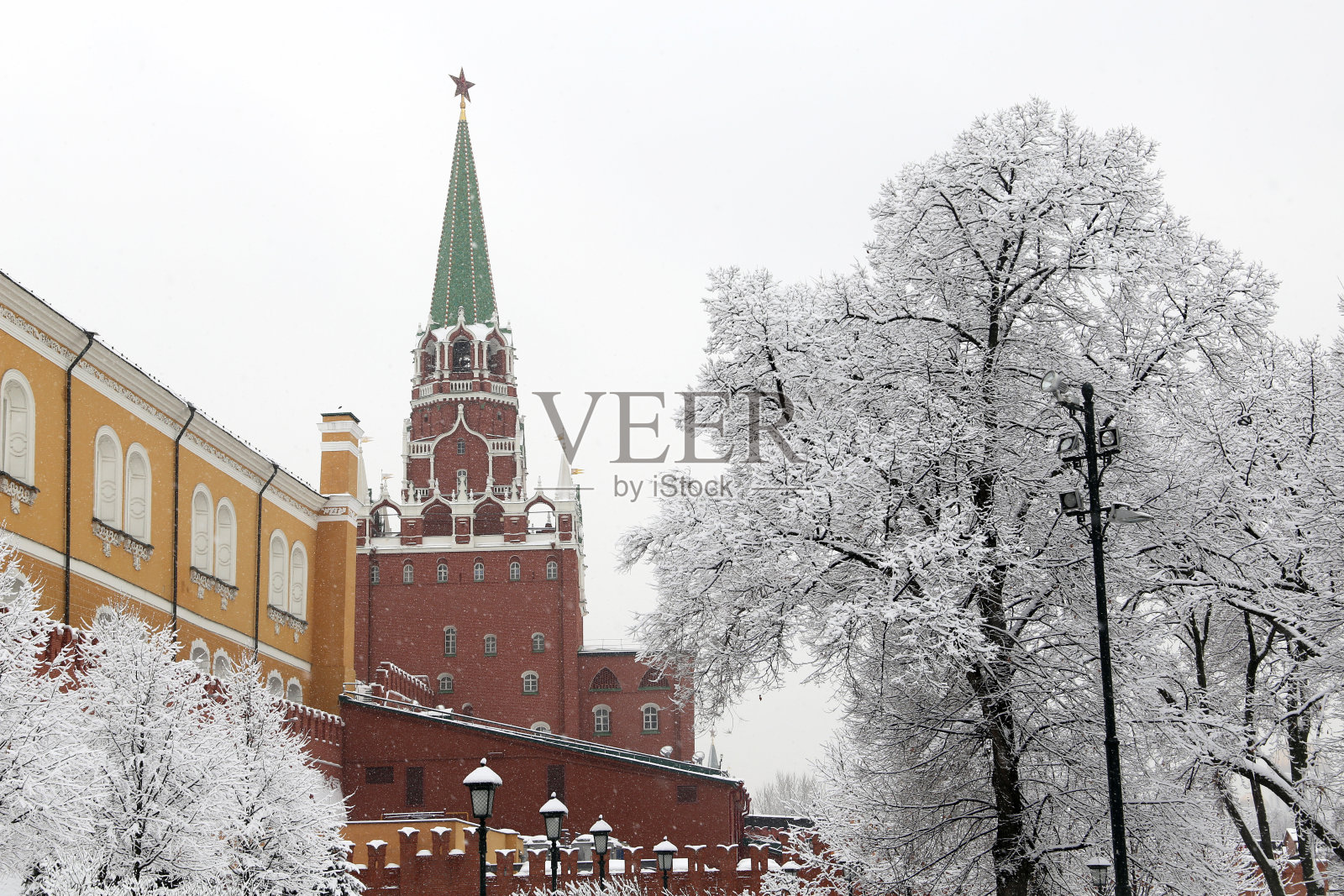 降雪的莫斯科，克里姆林宫的塔和墙被雪覆盖的树木照片摄影图片