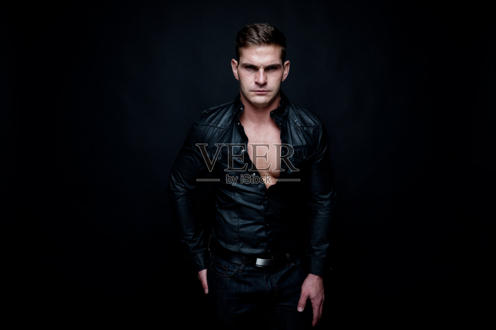 有吸引力的肌肉男子穿着黑色照片摄影图片