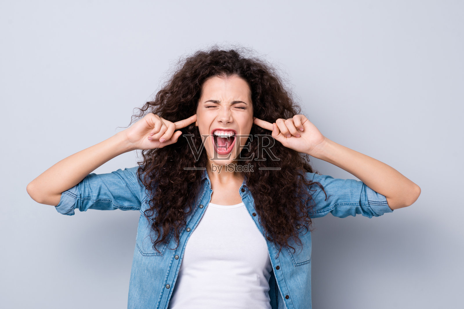 近距离的照片大喊惊人的美丽的她她的女士手臂闭上隐藏的耳朵可怕的痛苦不听，问，乞求，请停止穿休闲牛仔裤牛仔衬衫衣服装孤立的灰色背景照片摄影图片