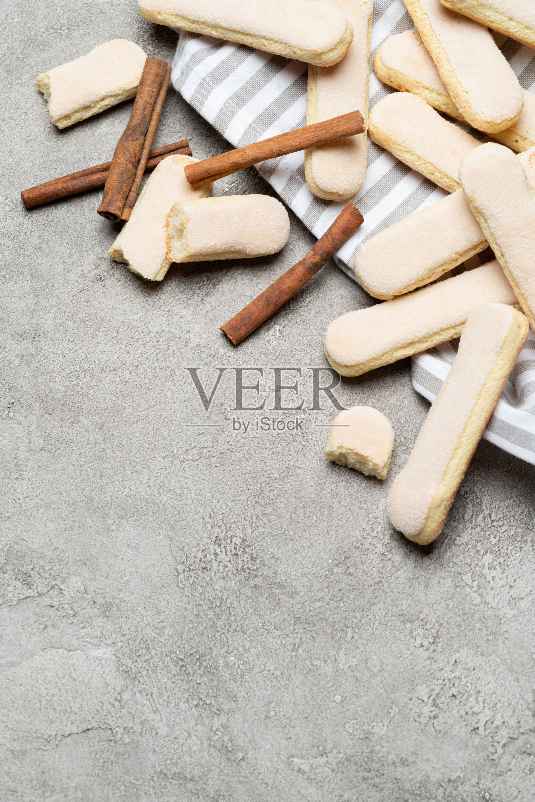 意大利Savoiardi ladyfingers饼干在混凝土背景与复制空间照片摄影图片