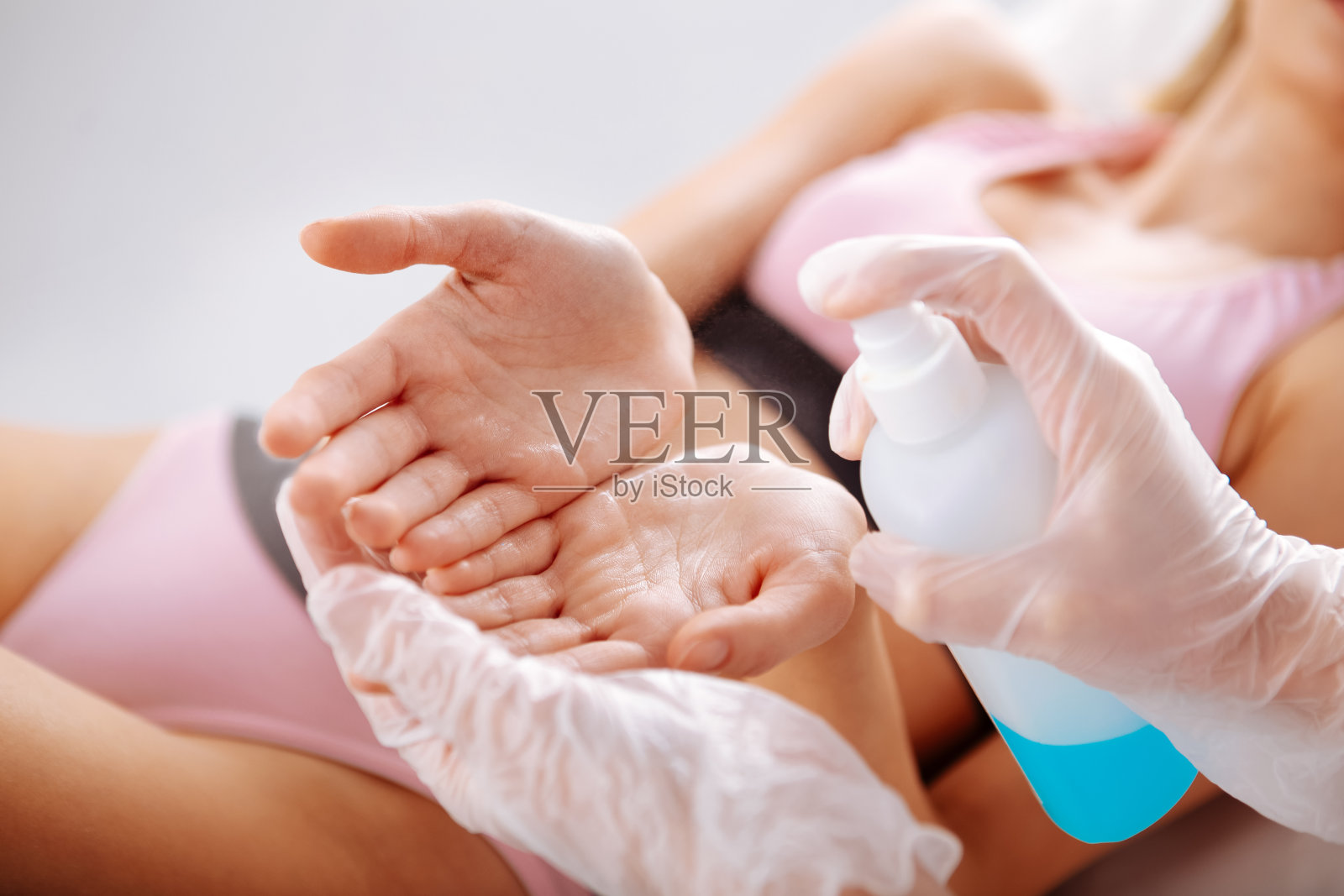 在开始脱毛前由专人消毒病人的手照片摄影图片