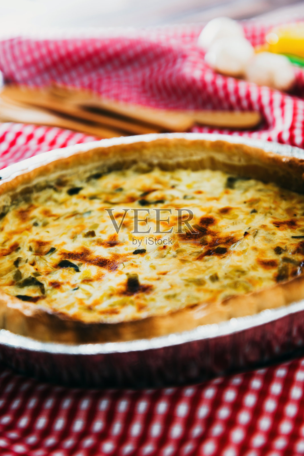 蔬菜派配樱桃番茄，烤辣椒，西葫芦，新鲜鸡蛋和鲜奶油照片摄影图片