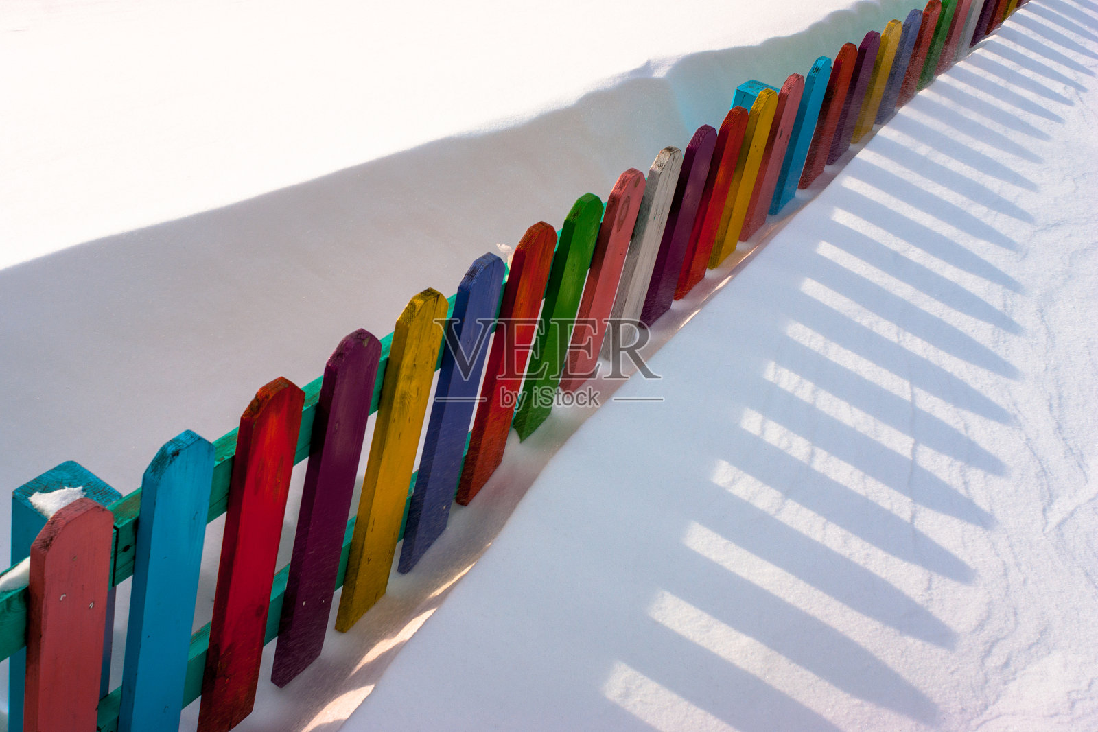 彩色的栅栏操场上的雪。雪关闭。外面的暴风雪照片摄影图片