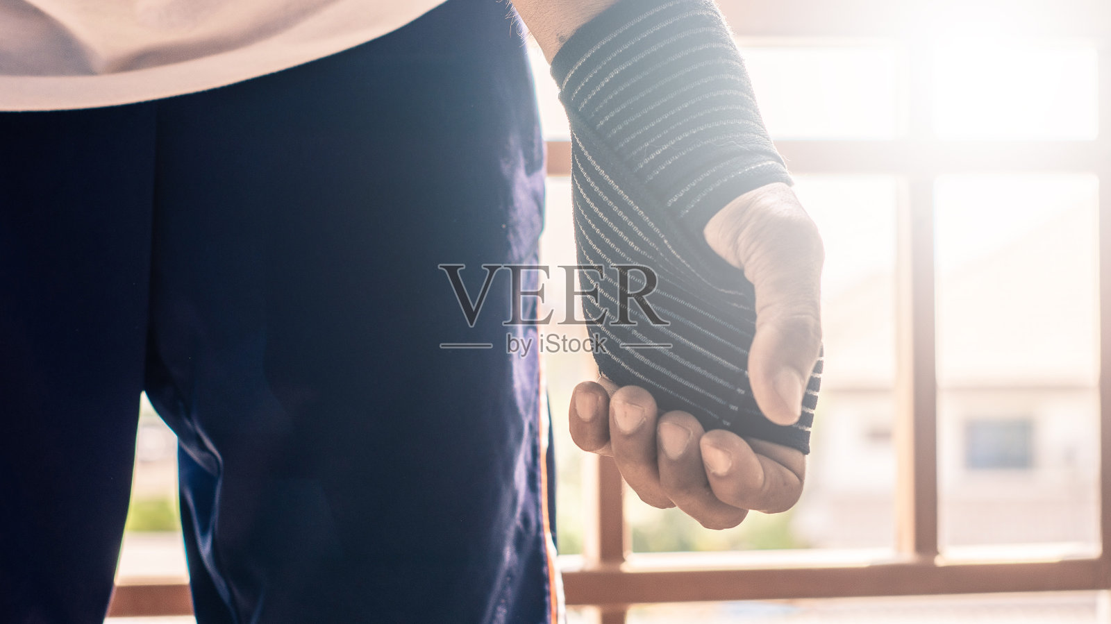 男子健美运动员等着用杠铃进行锻炼，力量，帅气的体育锻炼。隐喻健身和锻炼概念锻炼健康生活方式肌肉健康照片摄影图片