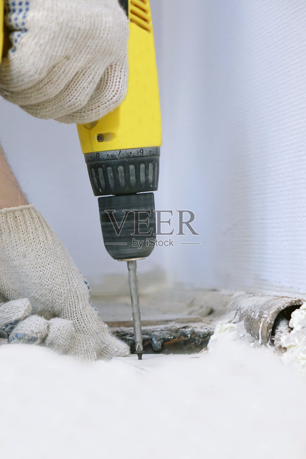 木制背景上的电钻照片摄影图片