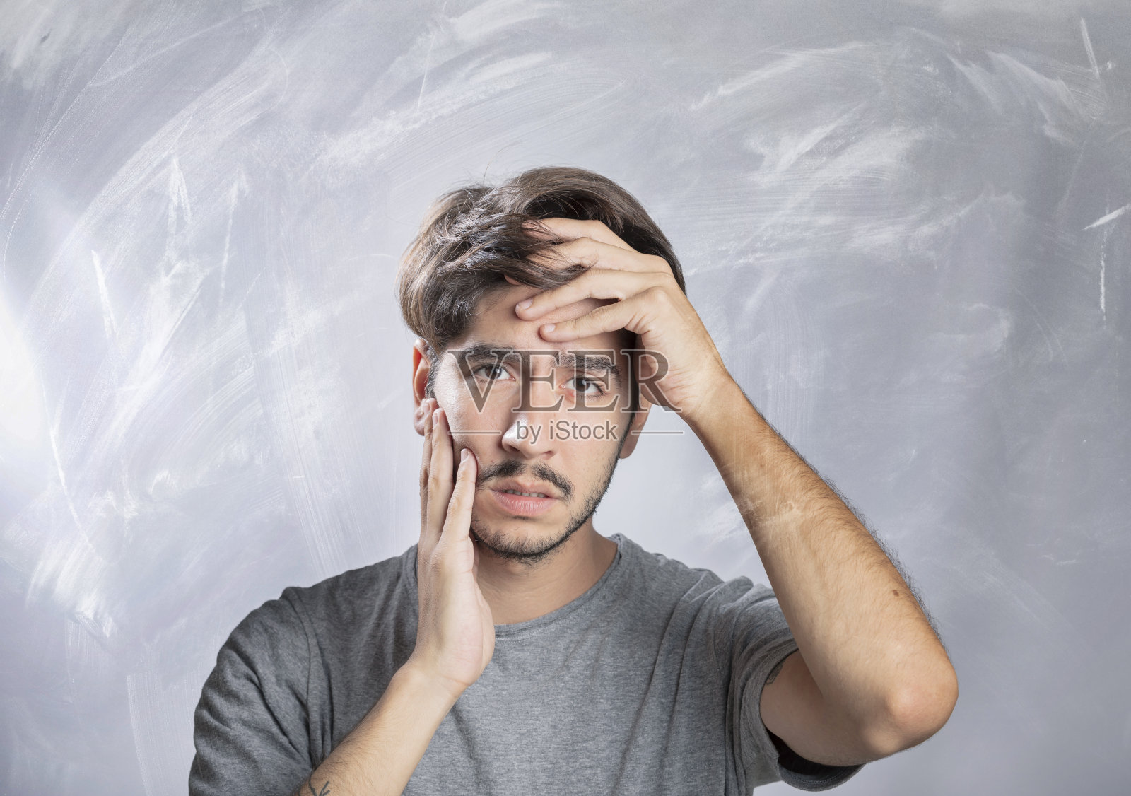 年轻的络腮胡男子面露悲伤，工作室人像摄影照片摄影图片