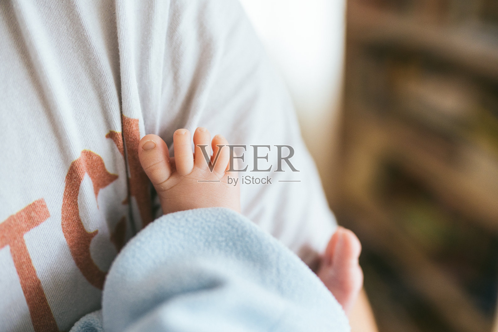 赤脚的孩子照片摄影图片