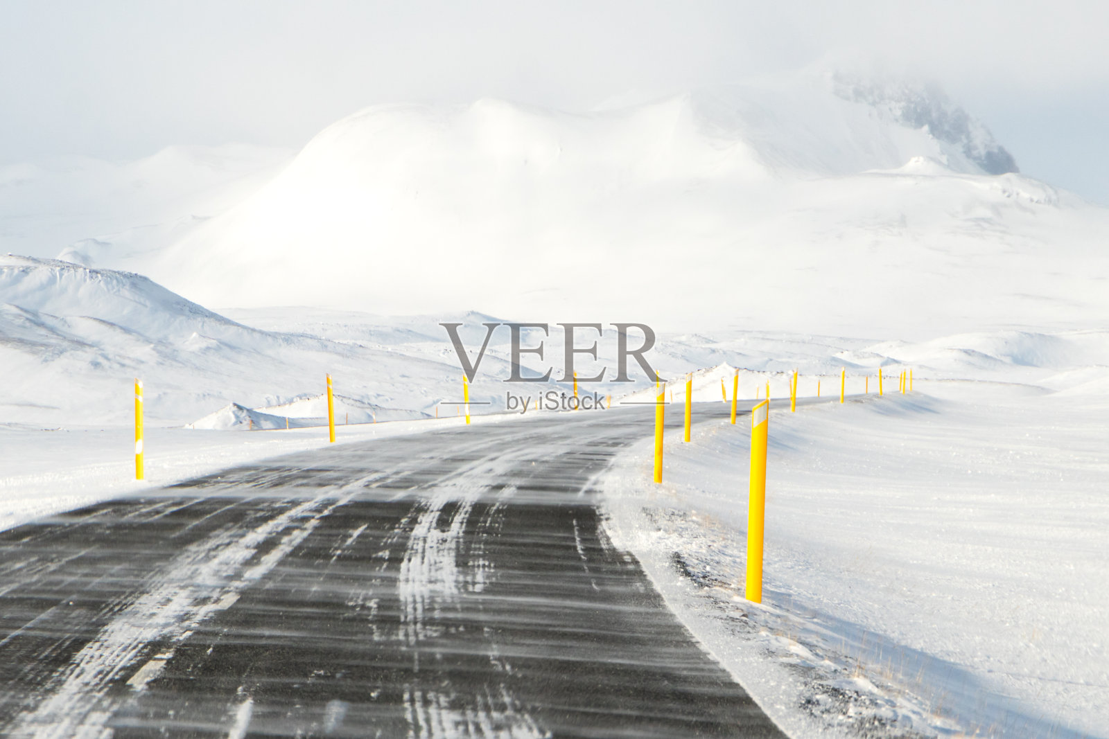 1号公路冰岛。畅通的道路在冬天被覆盖。环线，冰岛的1号线照片摄影图片