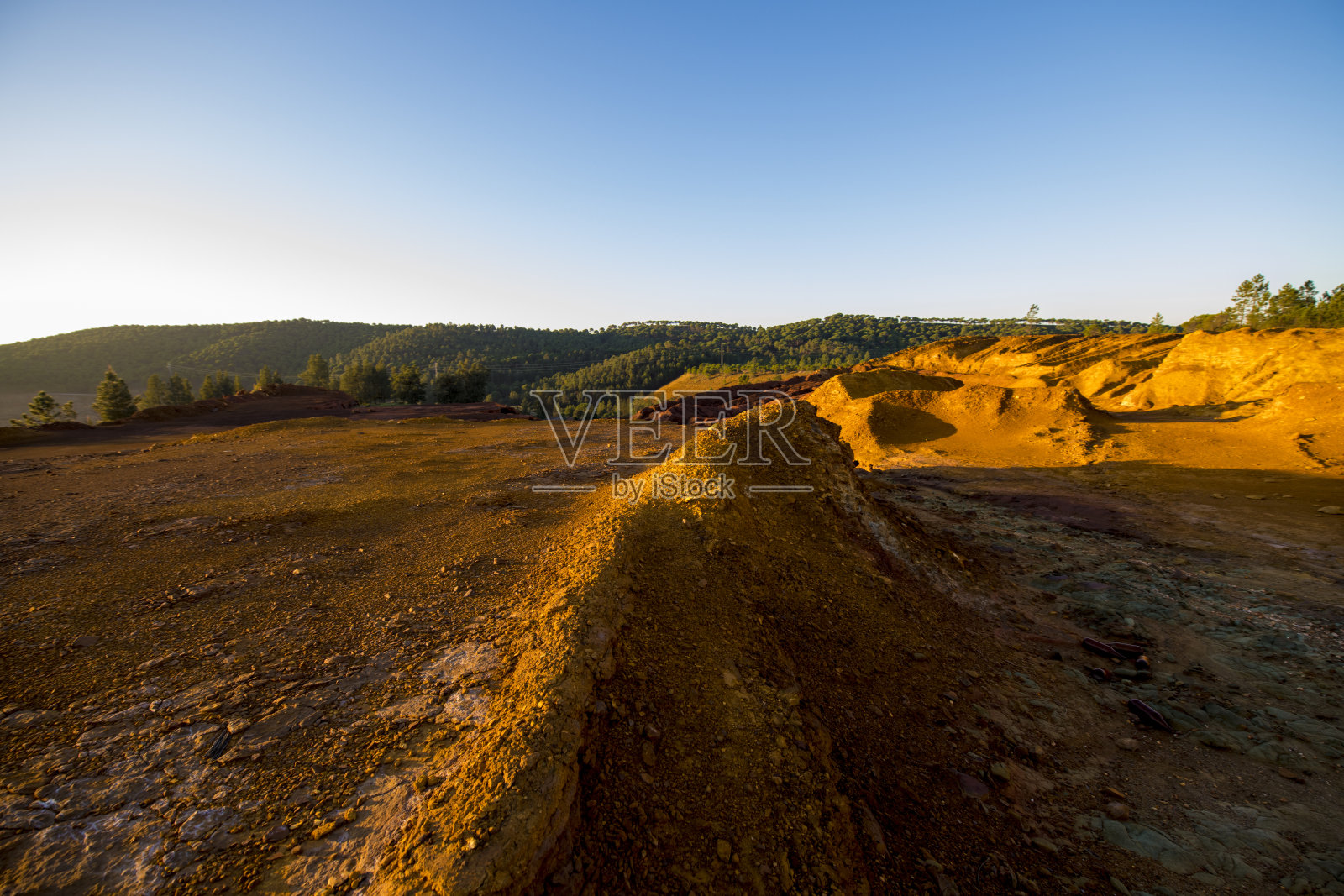 安达卢西亚日出时的彩色山脉和悬崖照片摄影图片