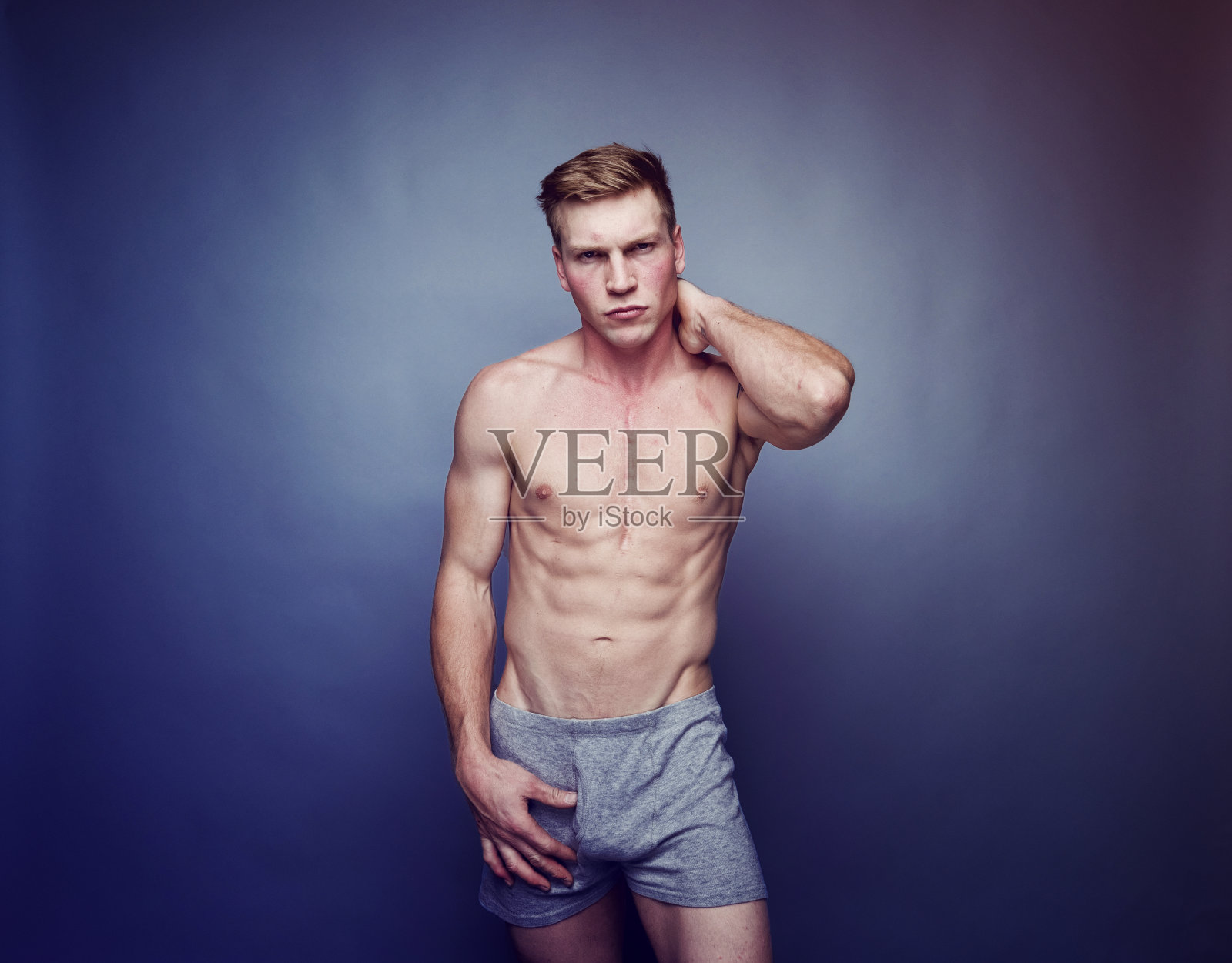 穿着灰色内裤的帅哥照片摄影图片