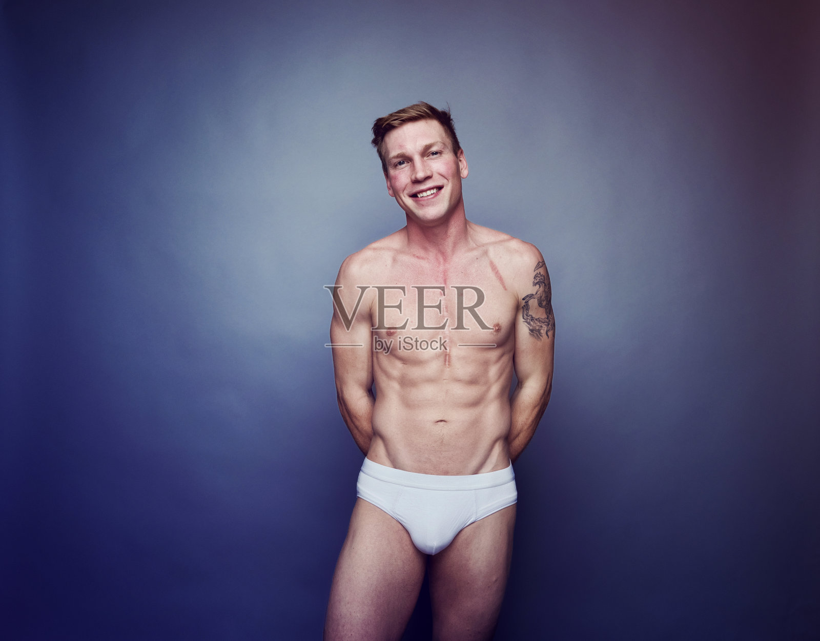 穿着白色内衣的帅哥照片摄影图片