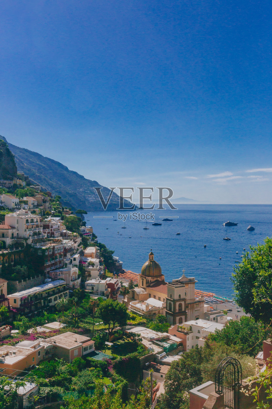 房屋和海岸线从波西塔诺镇，沿着阿马尔菲海岸，意大利照片摄影图片