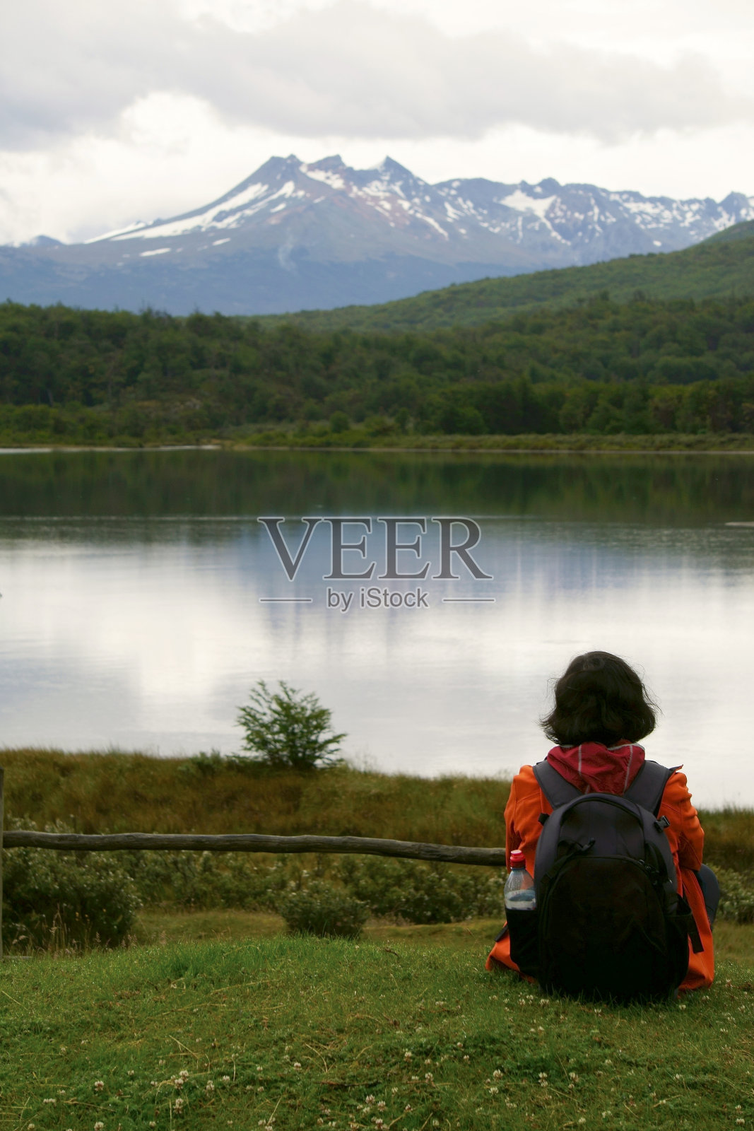 阿根廷El Chalten - Patagonia白雪皑皑的山脉和河流景观照片摄影图片