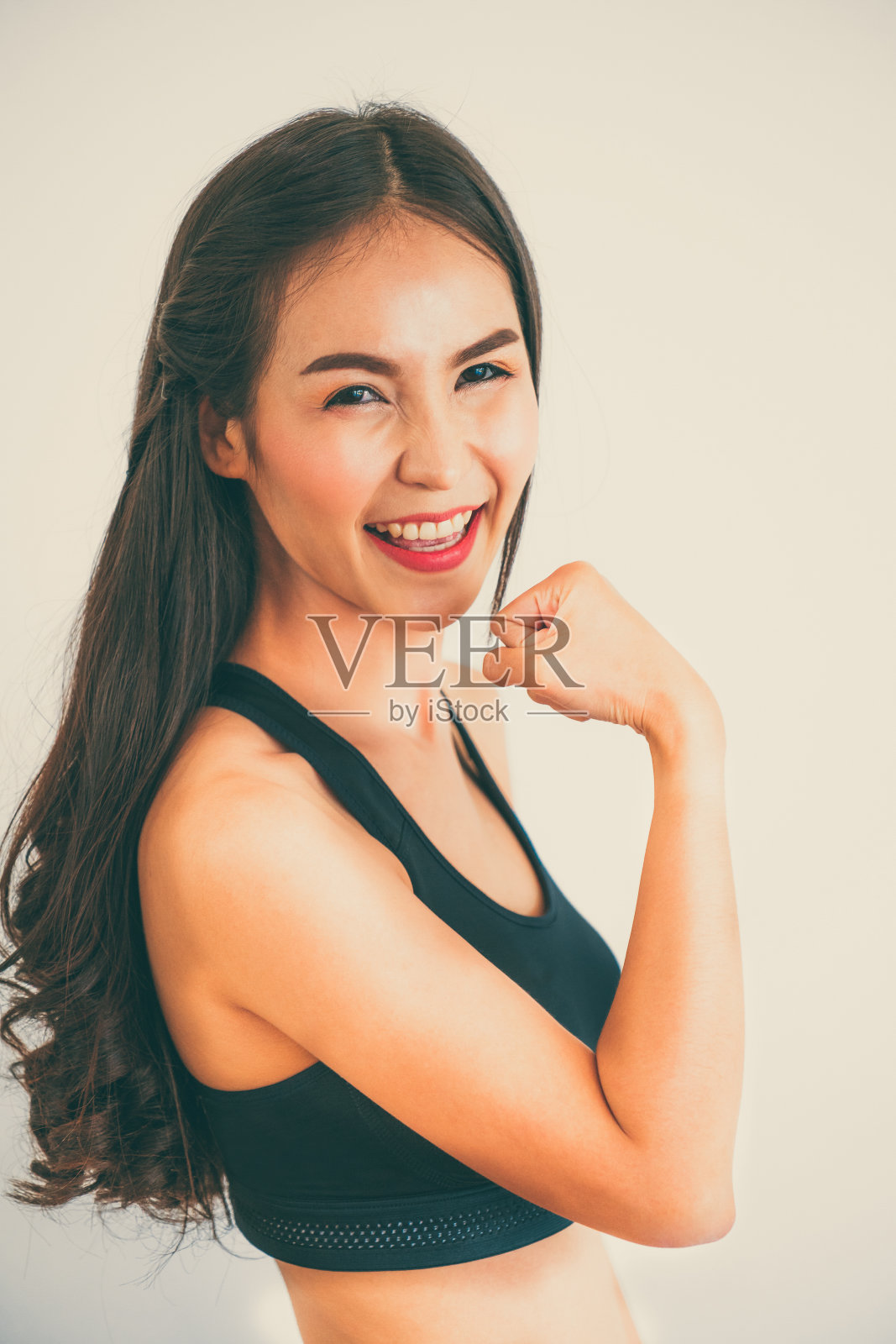 强壮和自信的亚洲女人在健身馆。照片摄影图片