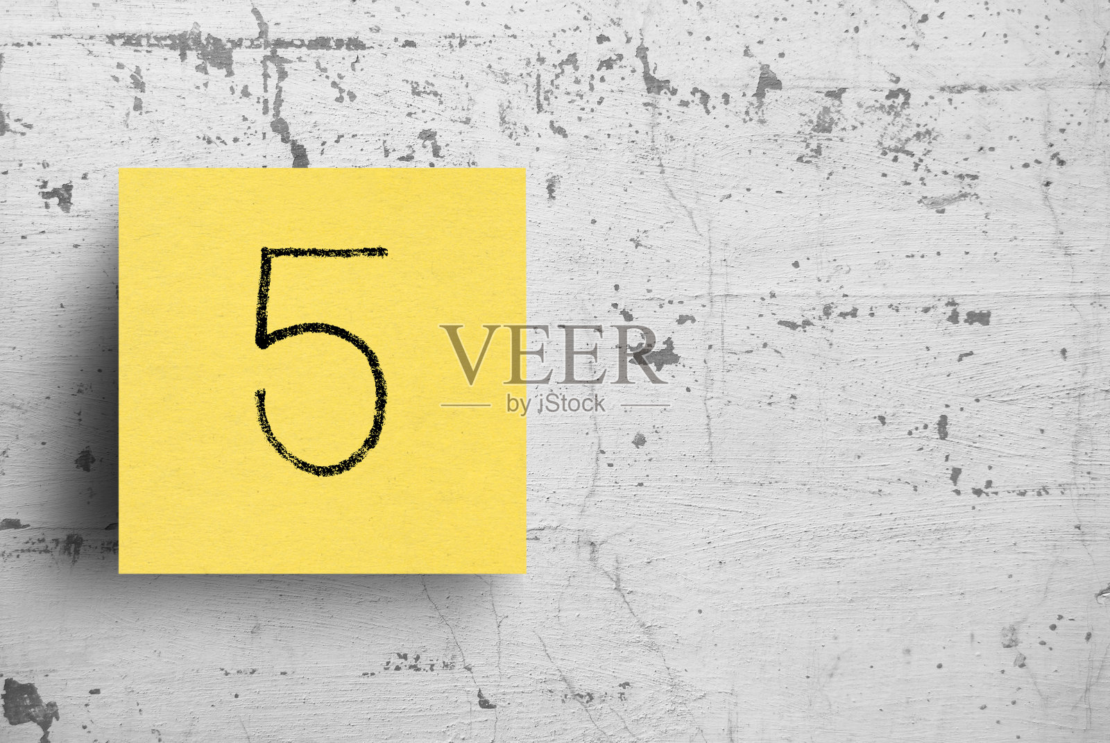 混凝土墙上的便利贴，五号照片摄影图片