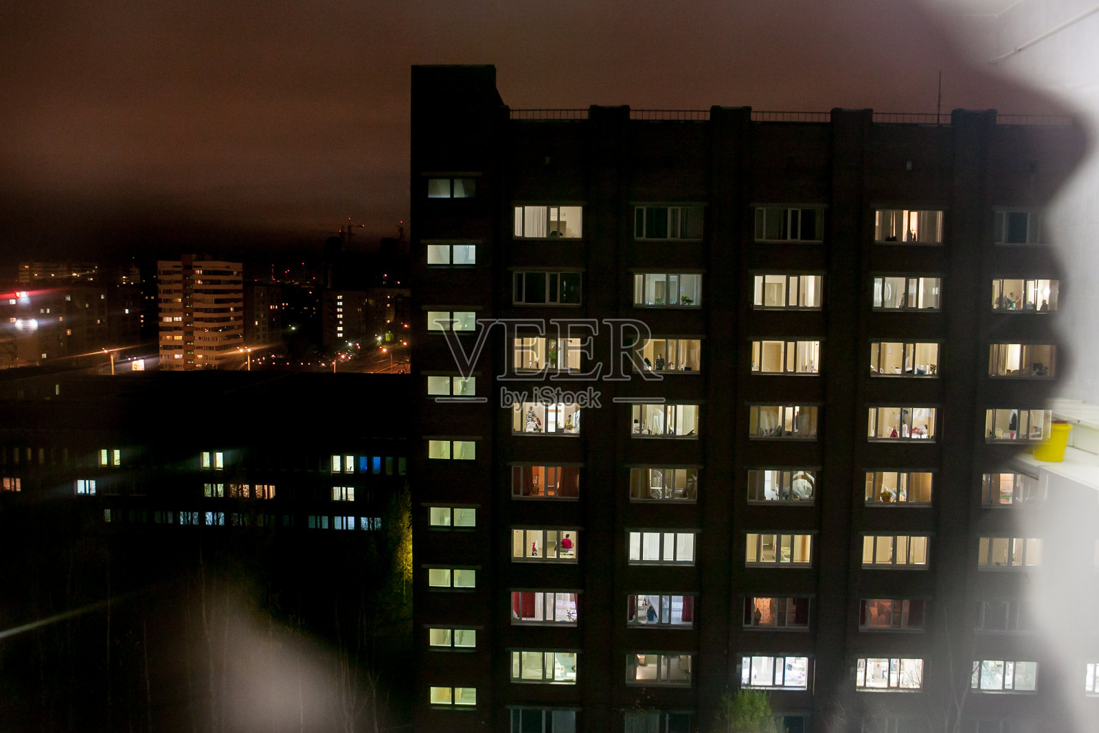 医院大楼的窗户里有灯光照片摄影图片