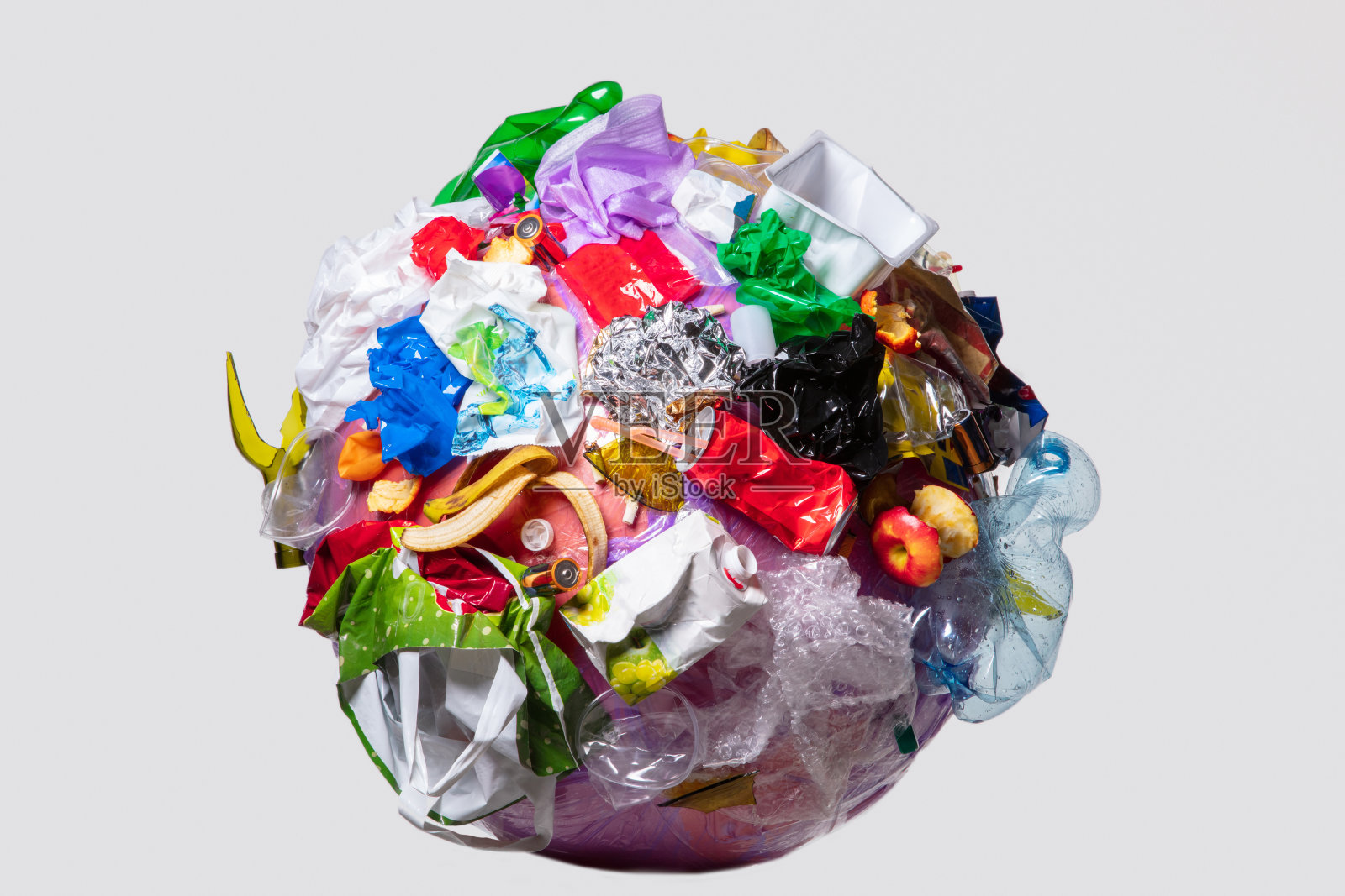 白色背景下的地球上有垃圾，生态问题的概念照片摄影图片