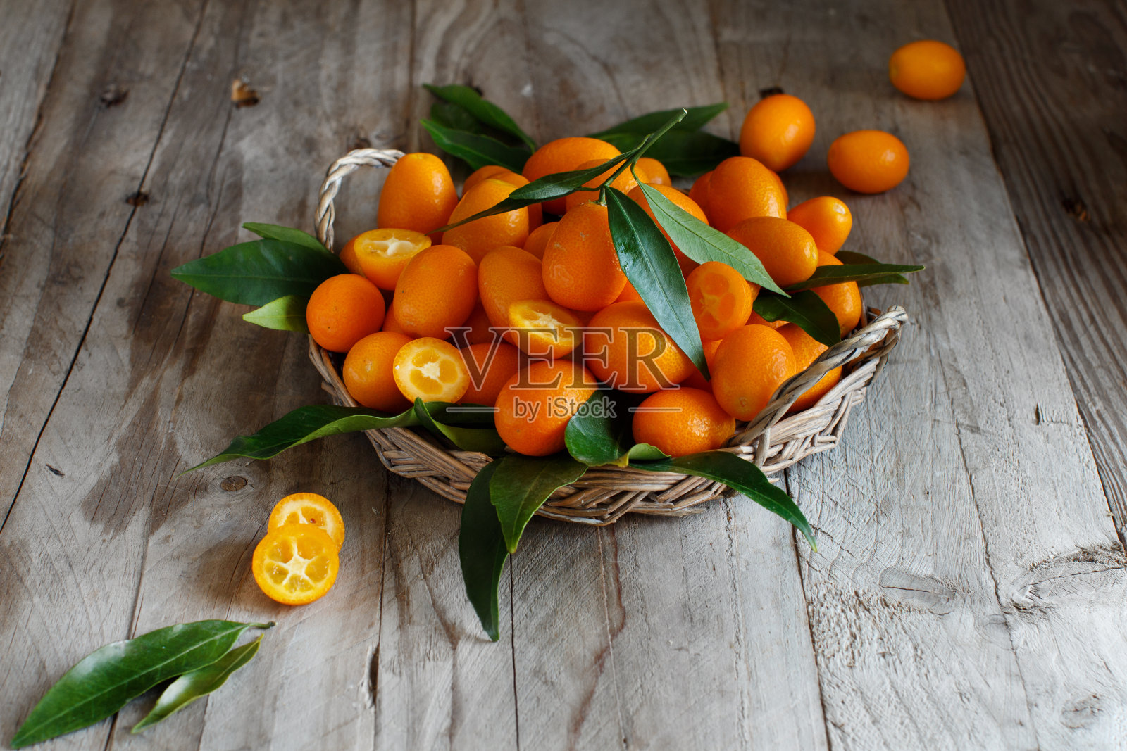 灰色背景上的金橘水果照片摄影图片