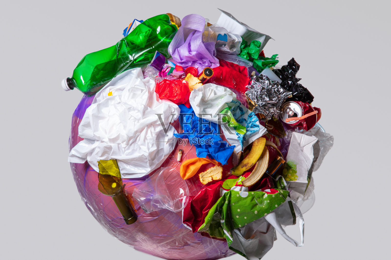 白色背景下的地球上有垃圾，生态问题的概念照片摄影图片