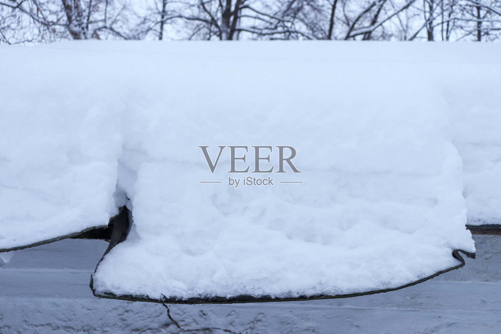 雪堆在屋顶上照片摄影图片