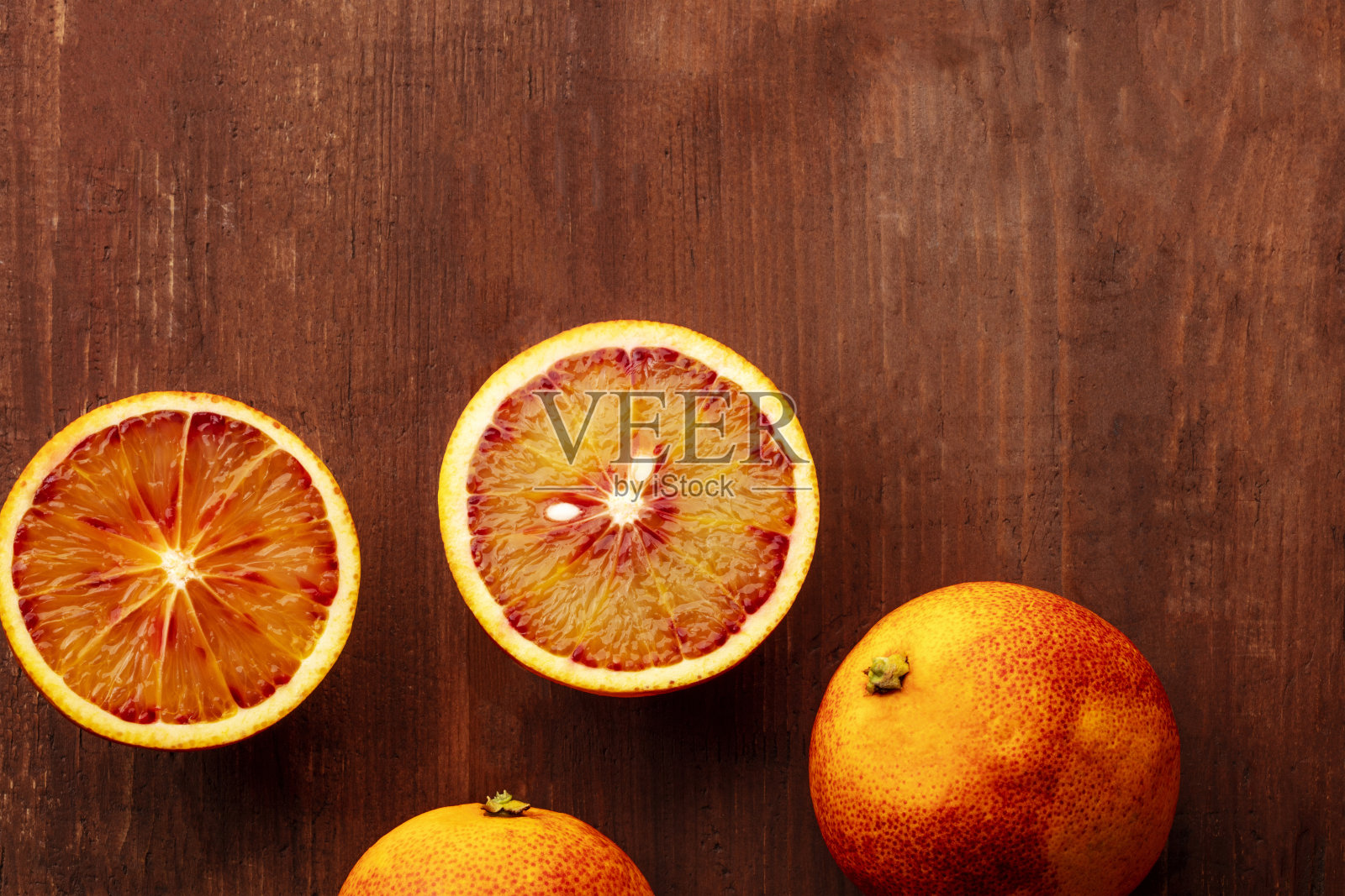 有机血橙的特写照片，从顶部拍摄在一个黑暗的乡村背景与复制空间照片摄影图片