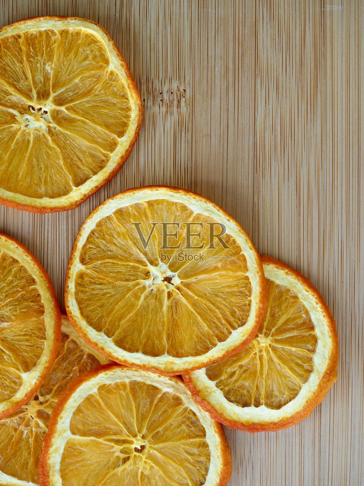 木制的背景与干橙子照片摄影图片