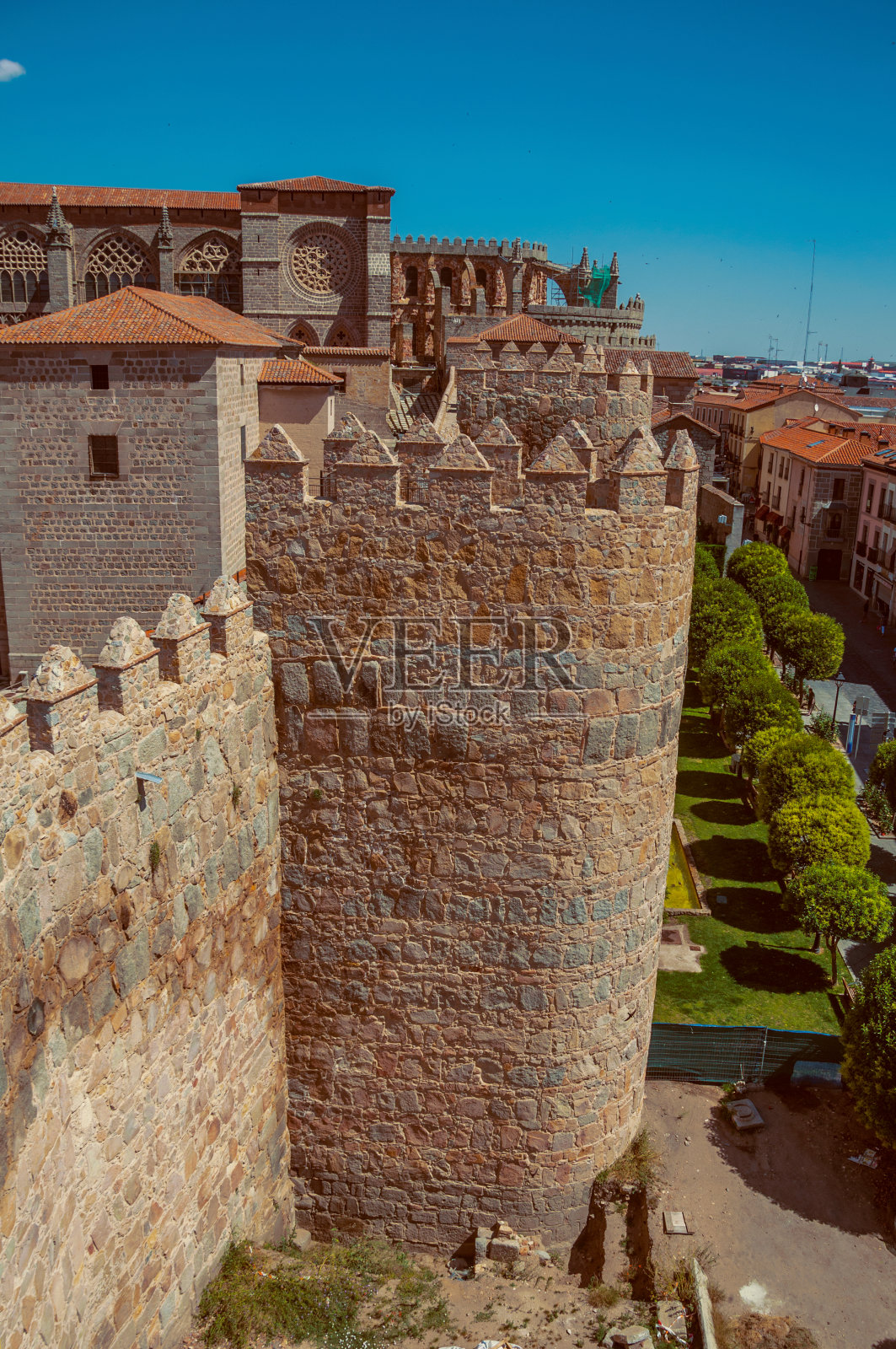 环绕着阿维拉花园的城墙和塔楼照片摄影图片