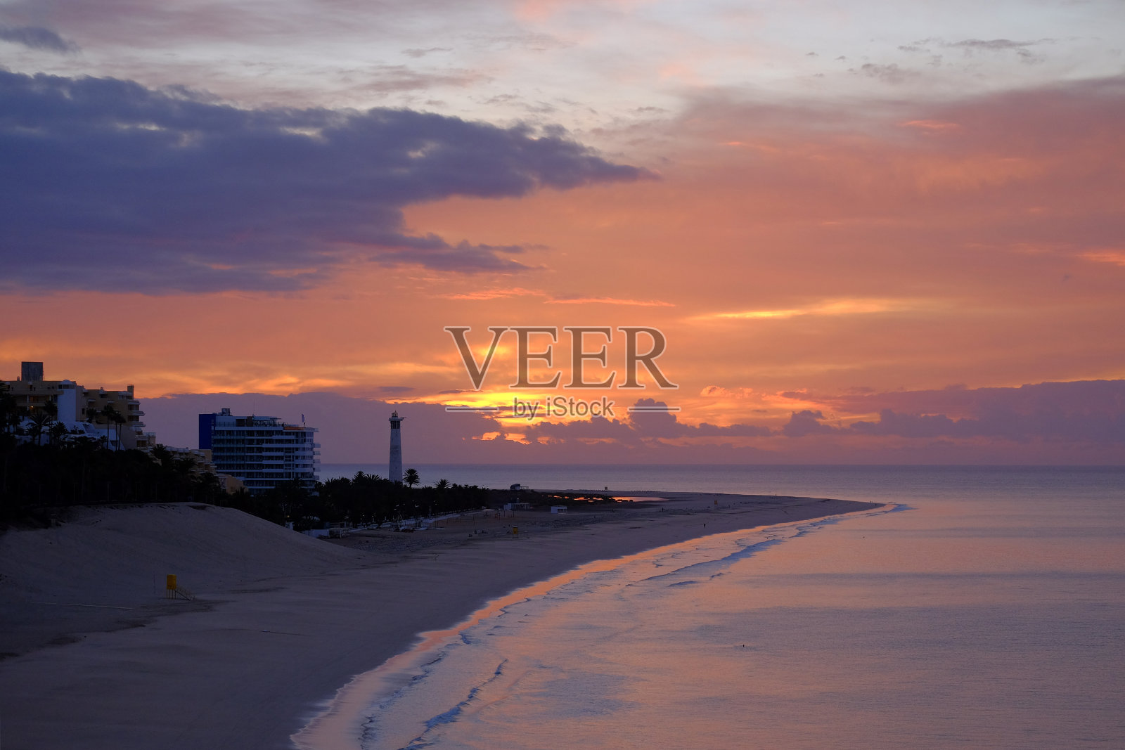 在日出的海滩上Morro Jable的观点。Fuerteventura,加那利群岛。照片摄影图片