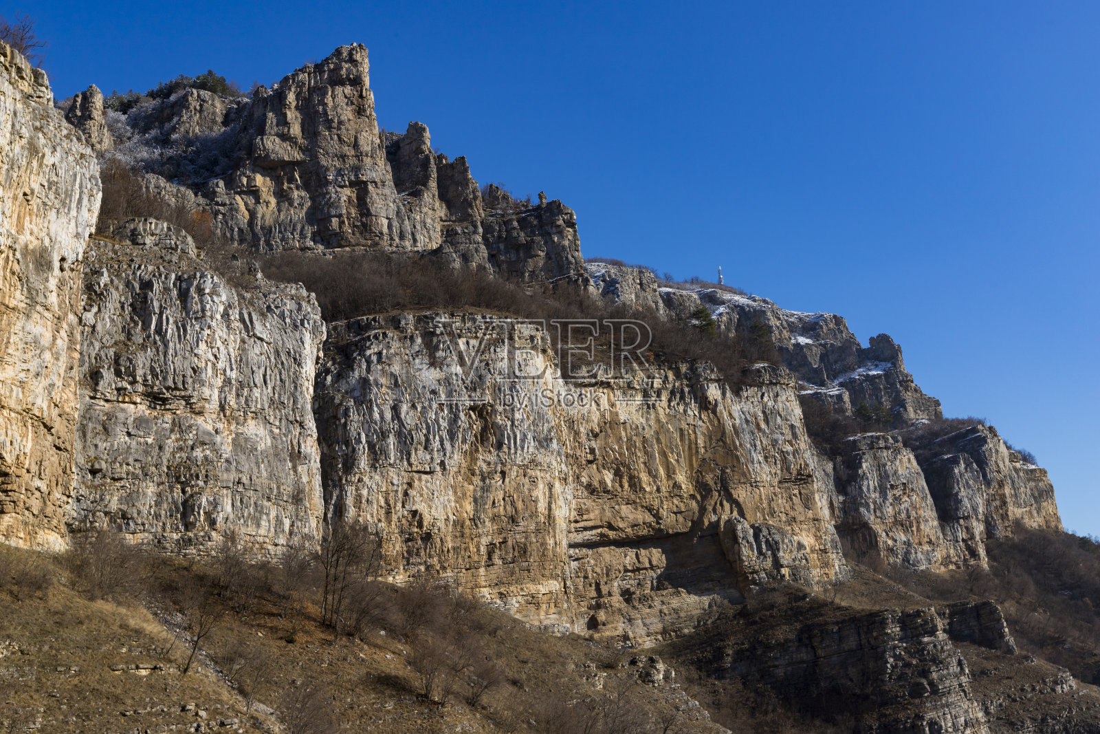 保加利亚弗拉察，2019年2月16日:在Stara planina山的冬季跟踪- Lakatnik村，Milanovo村，Parshevitsa峰，Parshevitsa小屋，Opletnya村照片摄影图片