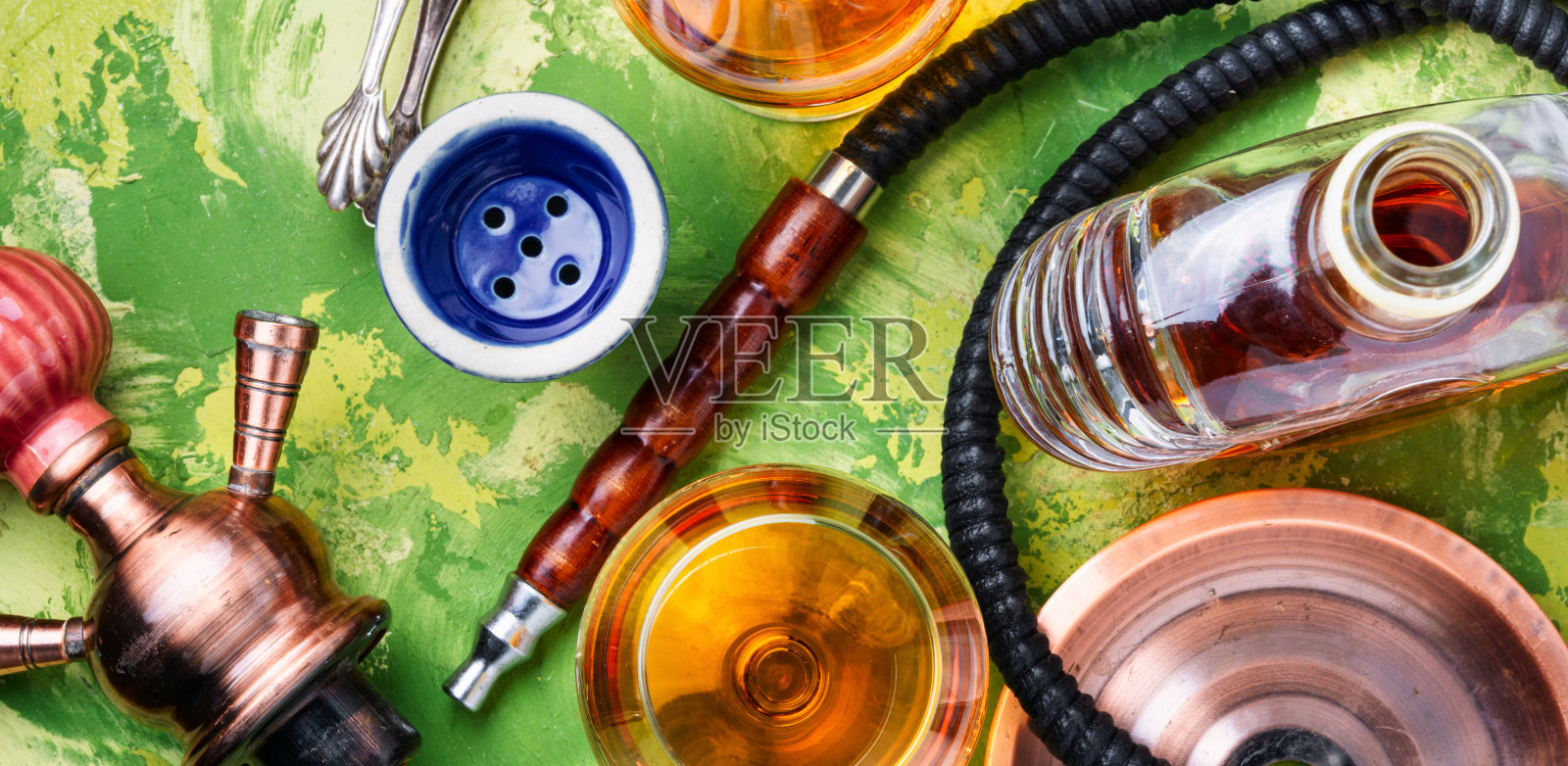 吸着白兰地口味的水烟照片摄影图片