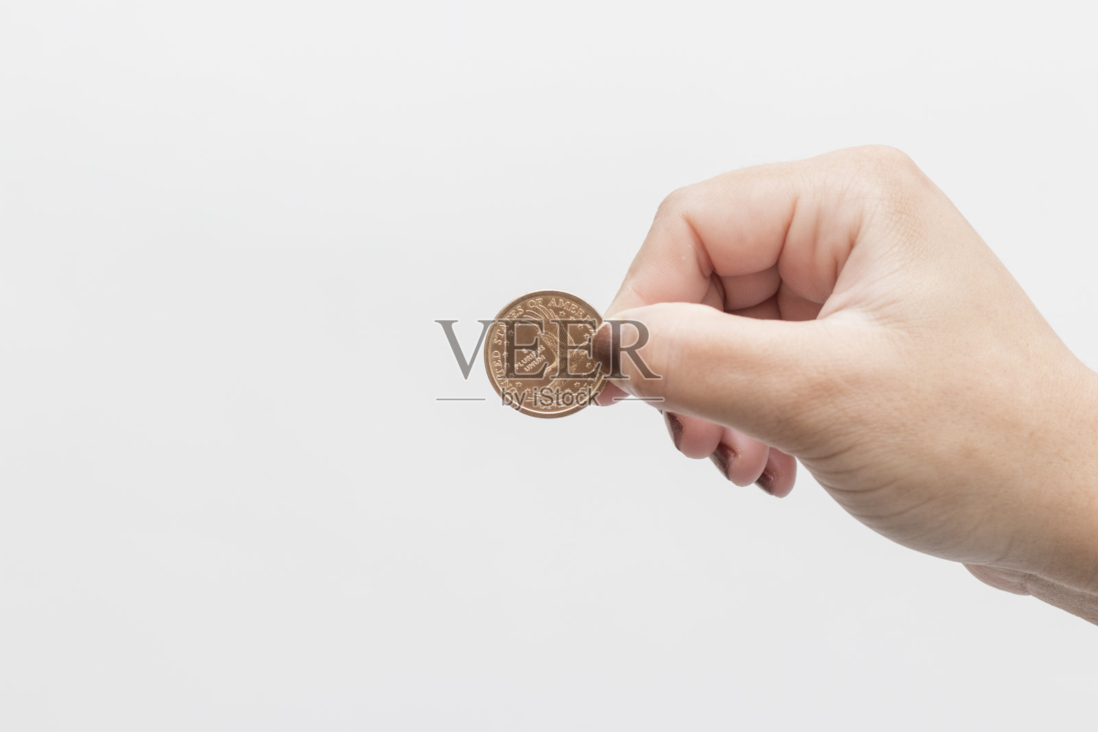 一个女人手里拿着来自萨卡加维亚的1美元硬币照片摄影图片