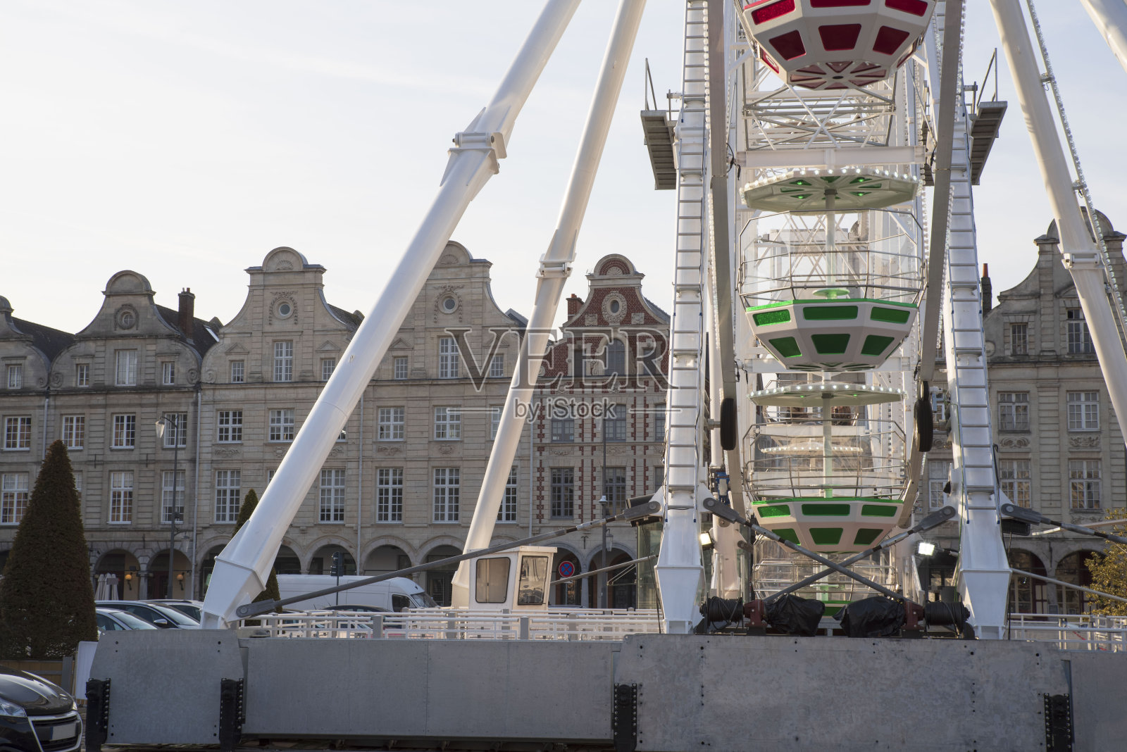 在法国的阿拉斯有一个摩天轮照片摄影图片