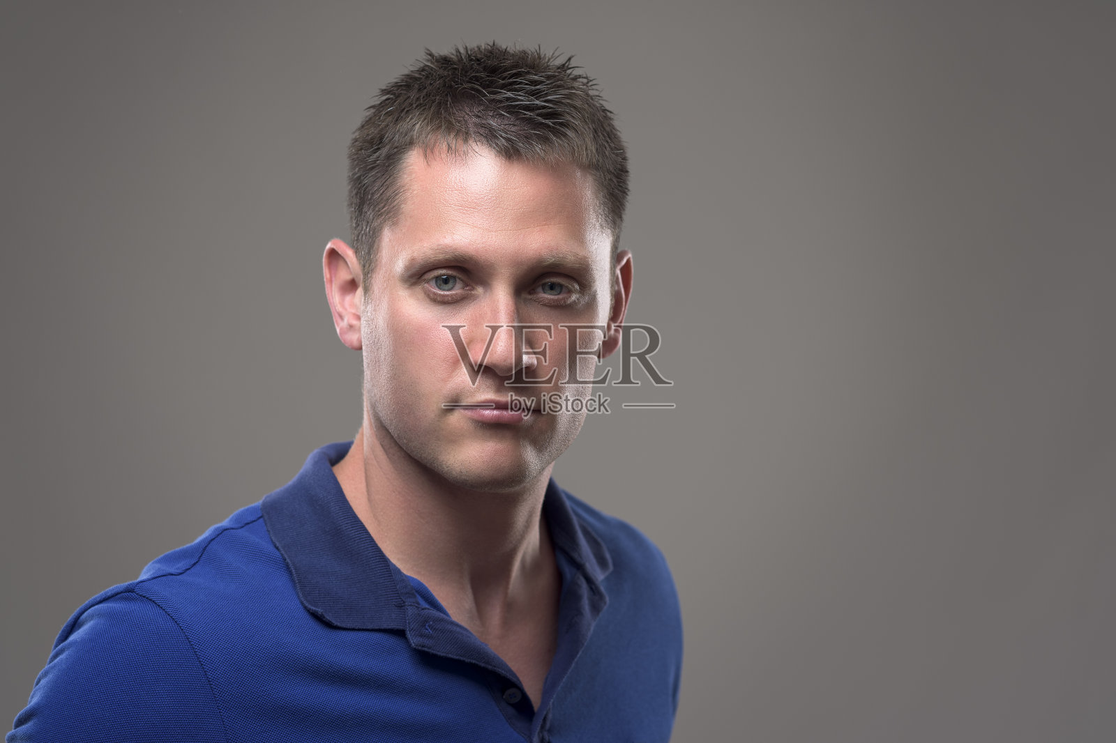 近距离的肖像可疑的年轻人与紧张盯着相机照片摄影图片