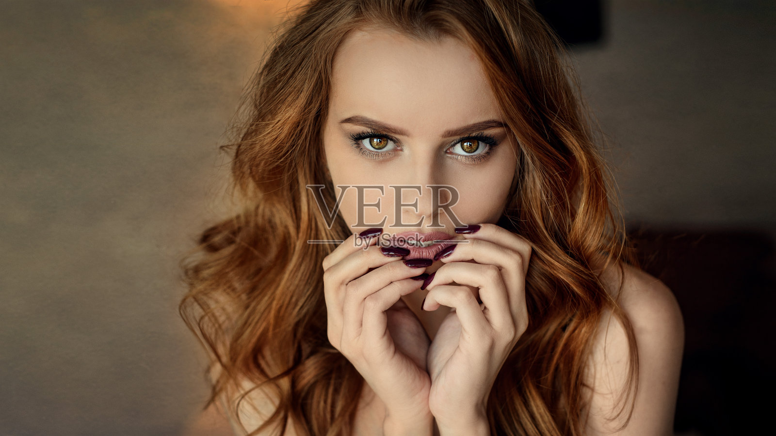 美丽的女人与长头发和棕色眼睛摆姿势在工作室与自然光线照片摄影图片