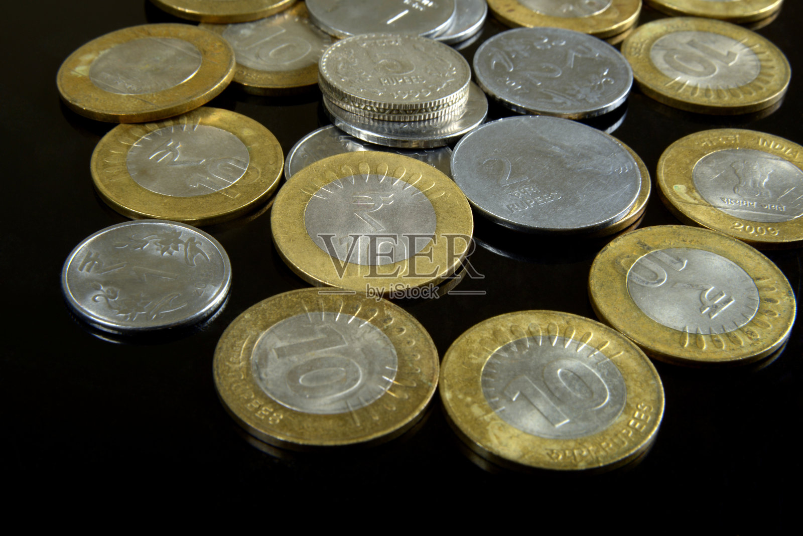 桌上放着印度硬币照片摄影图片