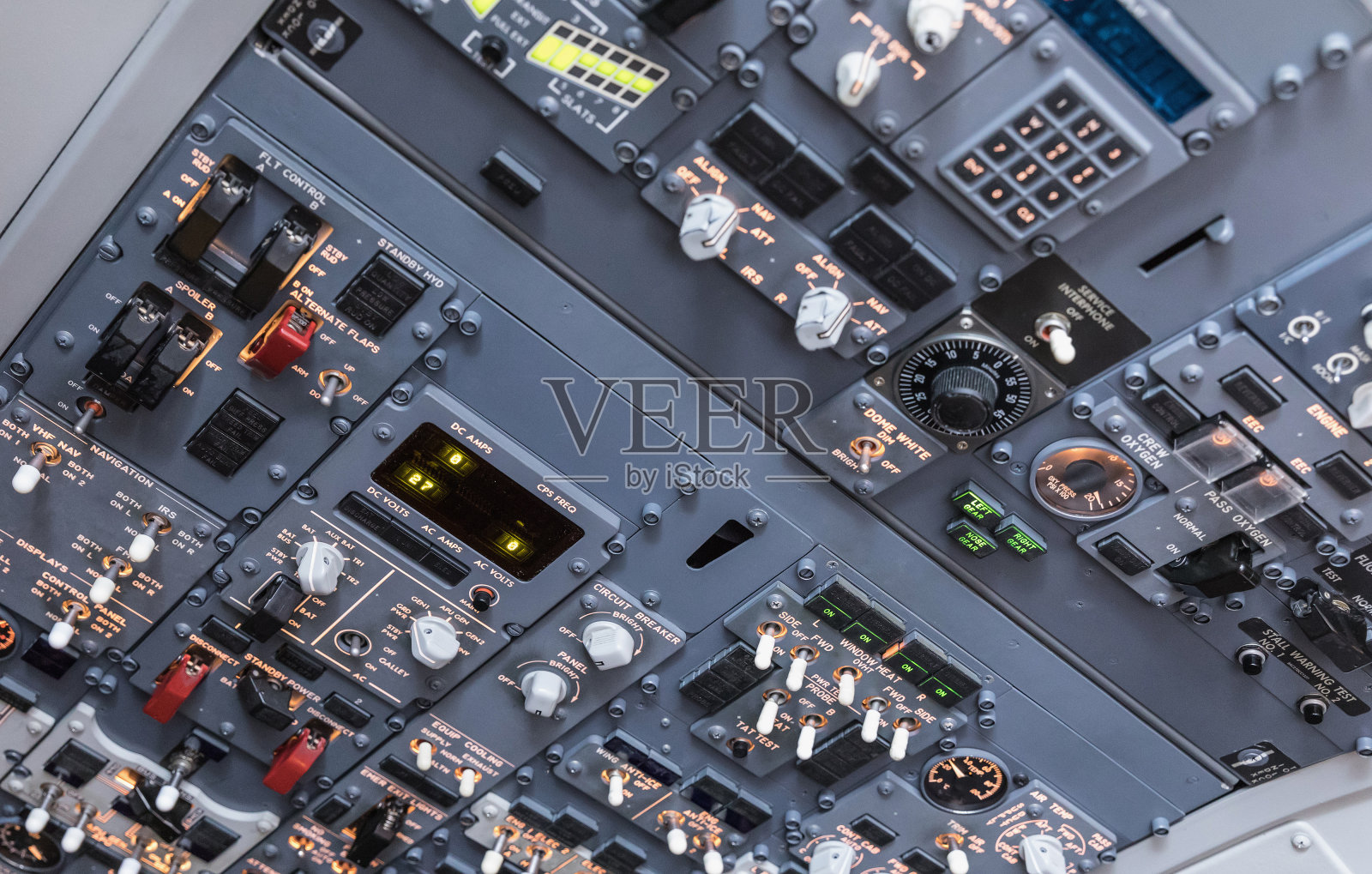 一架大型客机上上层开关组的详细视图。有选择性的重点。低光从飞机控制座舱在黑暗的古董，内部座舱的细节照片摄影图片