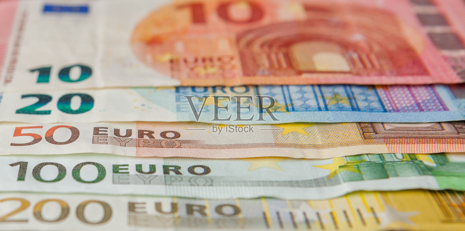 欧元的钱。欧元现金的背景。欧元纸币。背景来自不同的欧元钞票近距离照片摄影图片