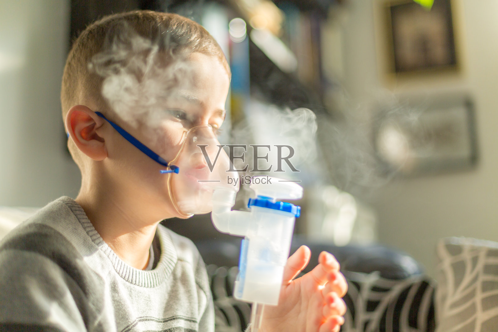 男孩吸入器照片摄影图片