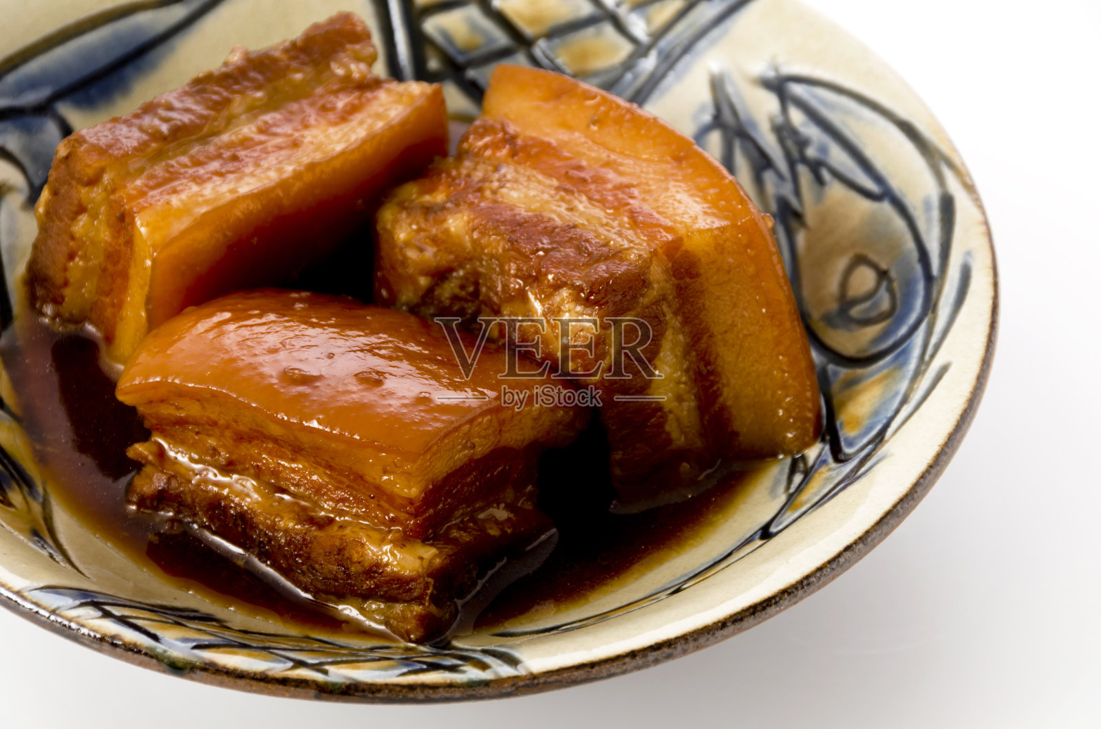 日本料理，冲绳料理。冲绳式炖猪肉块，五花肉，在awamori，酱油，鱼汤，和糖炖。照片摄影图片