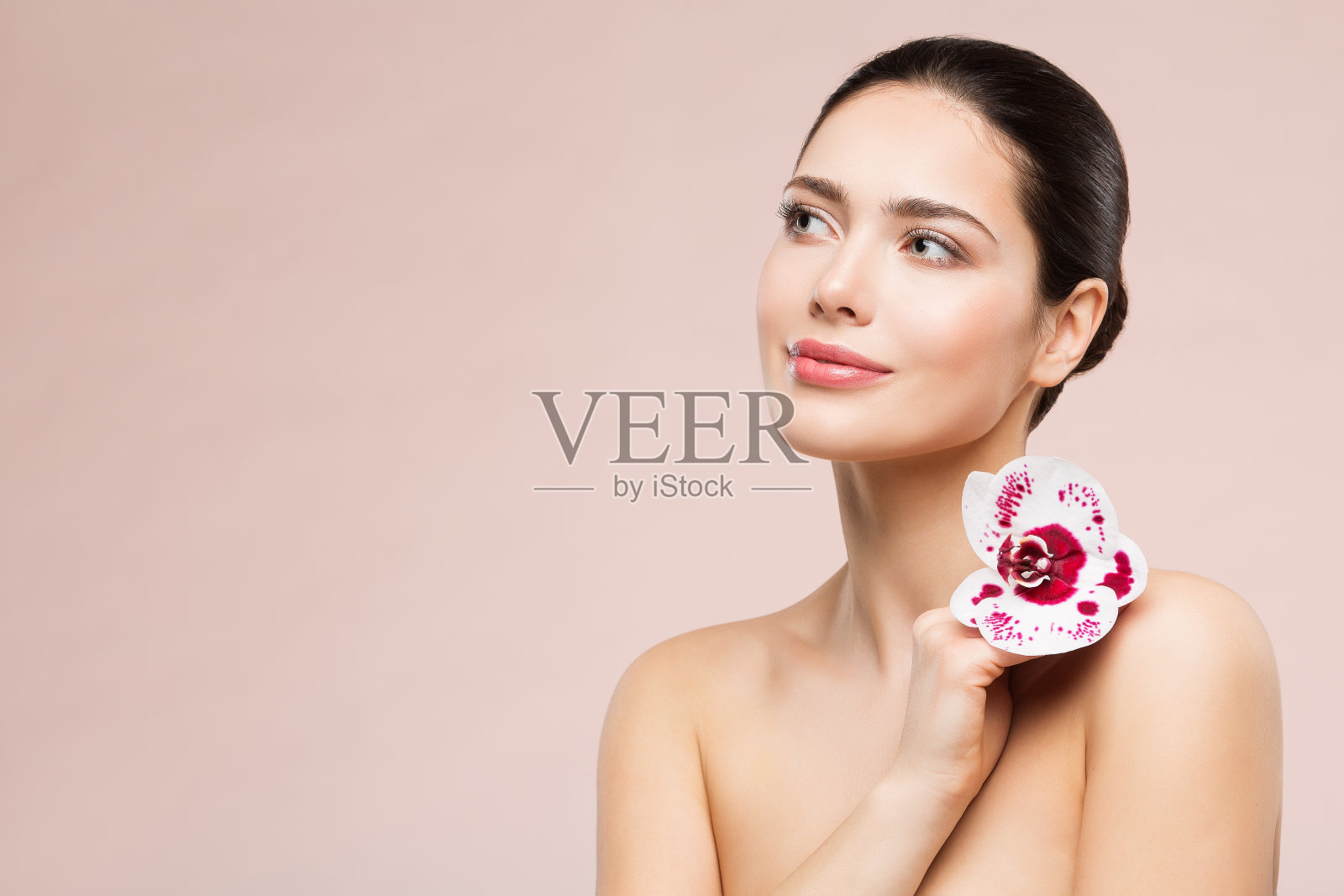 女人自然美丽的化妆肖像与花在肩膀上，美丽的女孩皮肤护理和治疗照片摄影图片