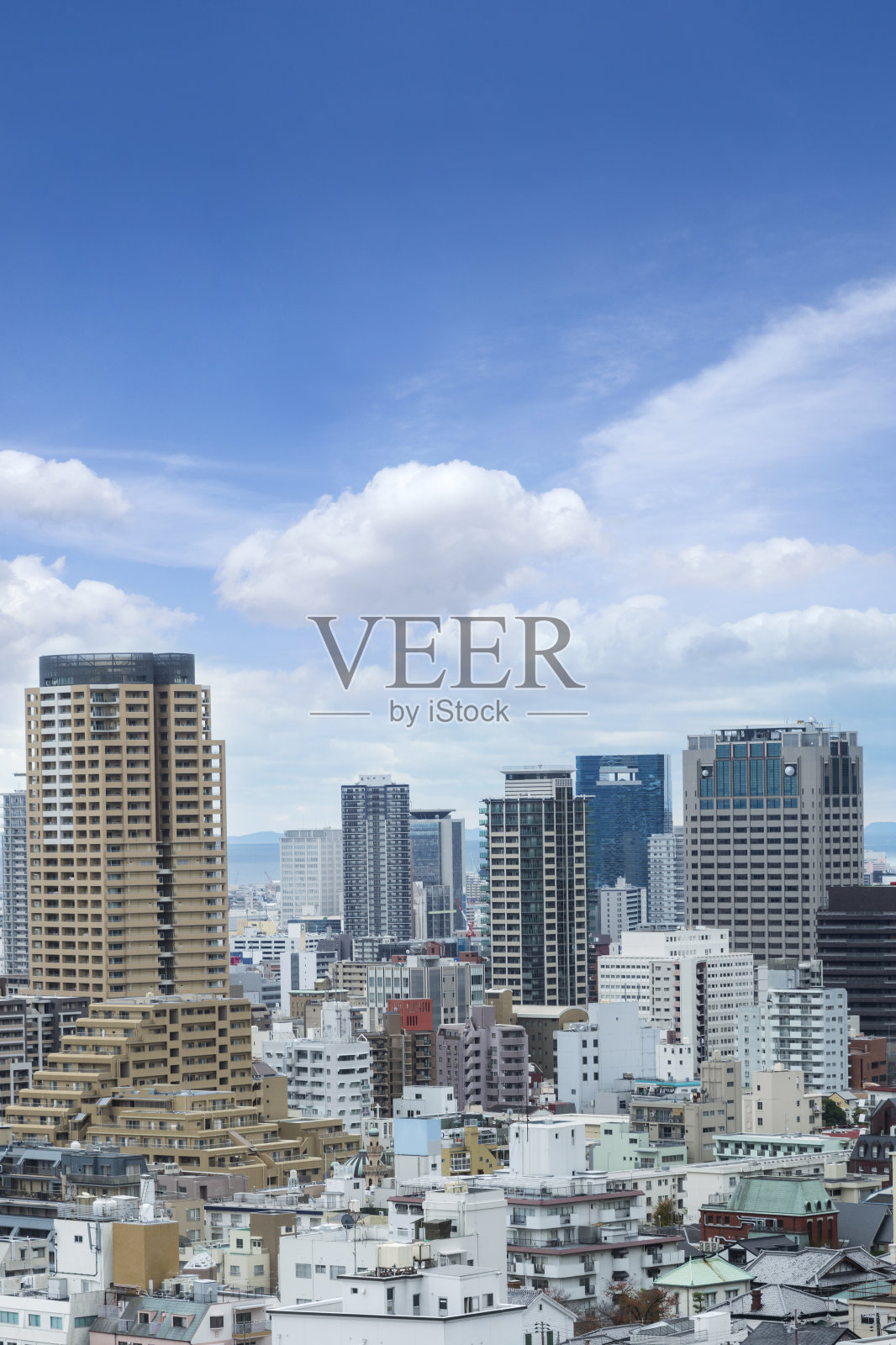 神户城市冬季天际线、写字楼和神户湾市中心，日本神户一直是重要的港口城市。照片摄影图片