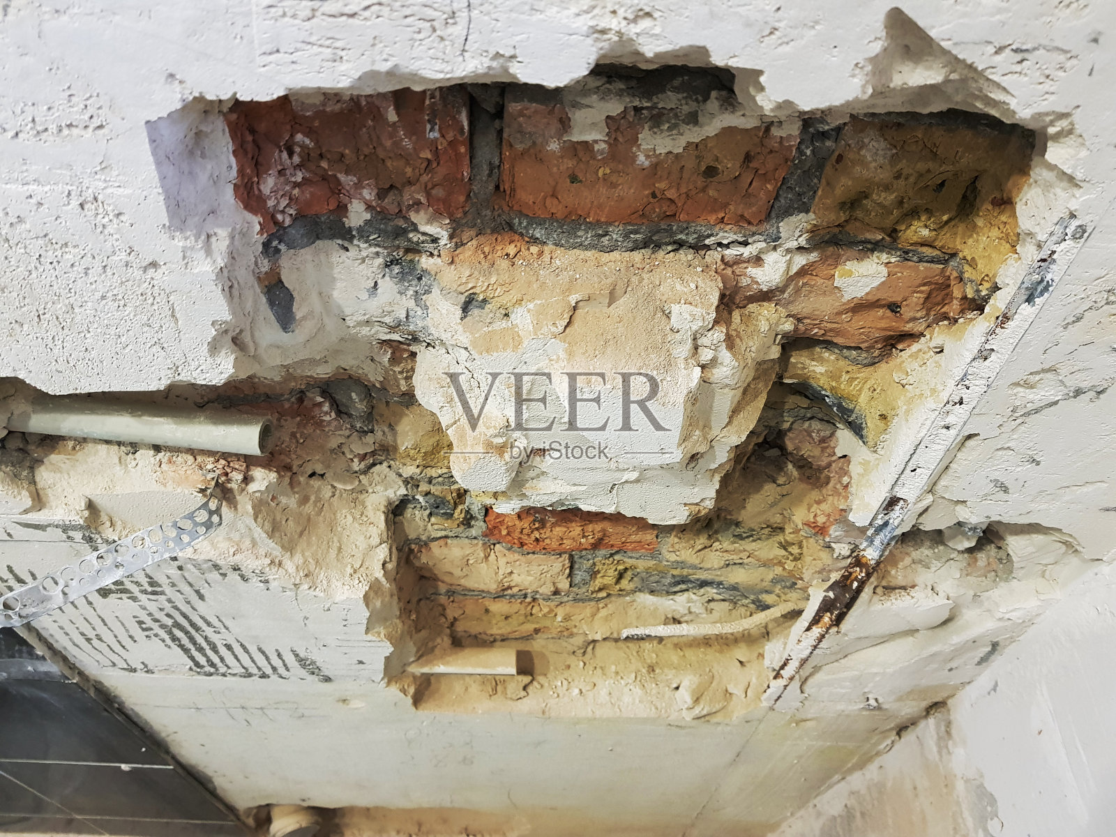 砖墙和丙烯管照片摄影图片