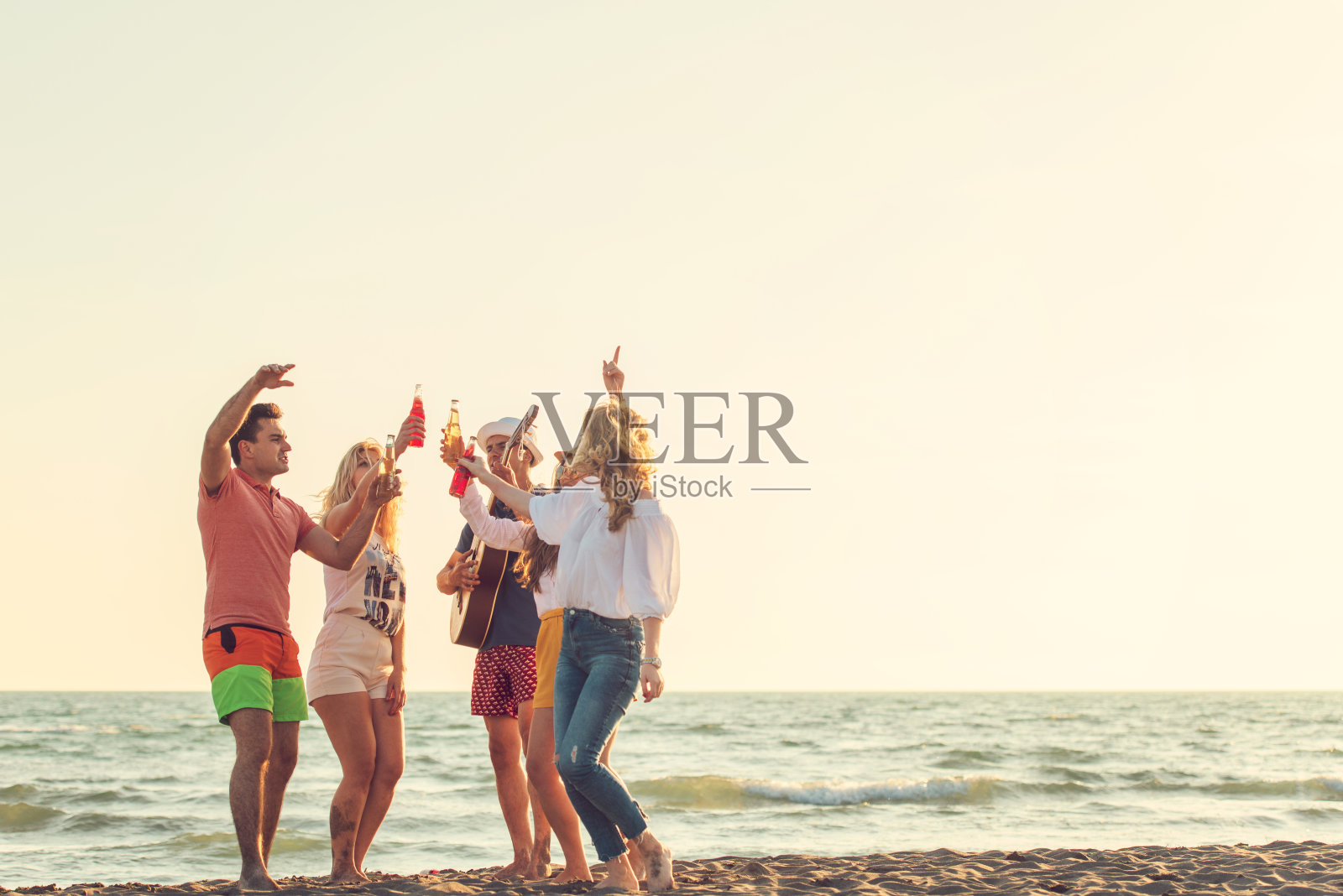 一群朋友在海滩上享受照片摄影图片