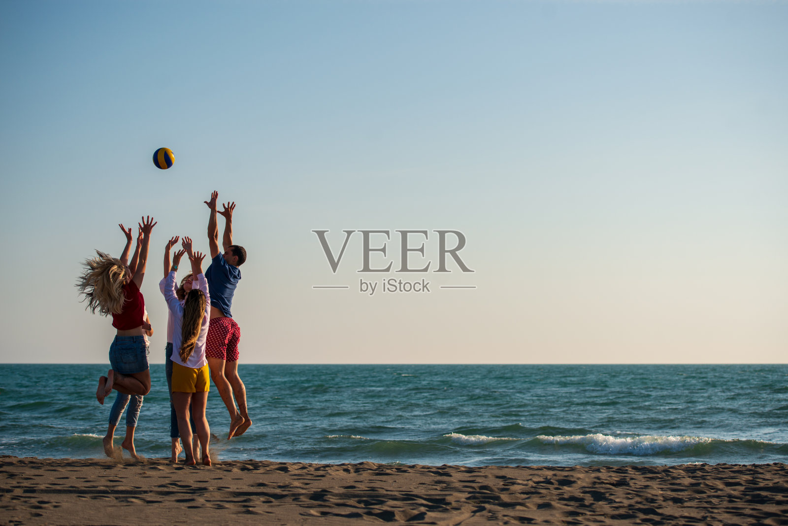 一群朋友在海滩上享受照片摄影图片