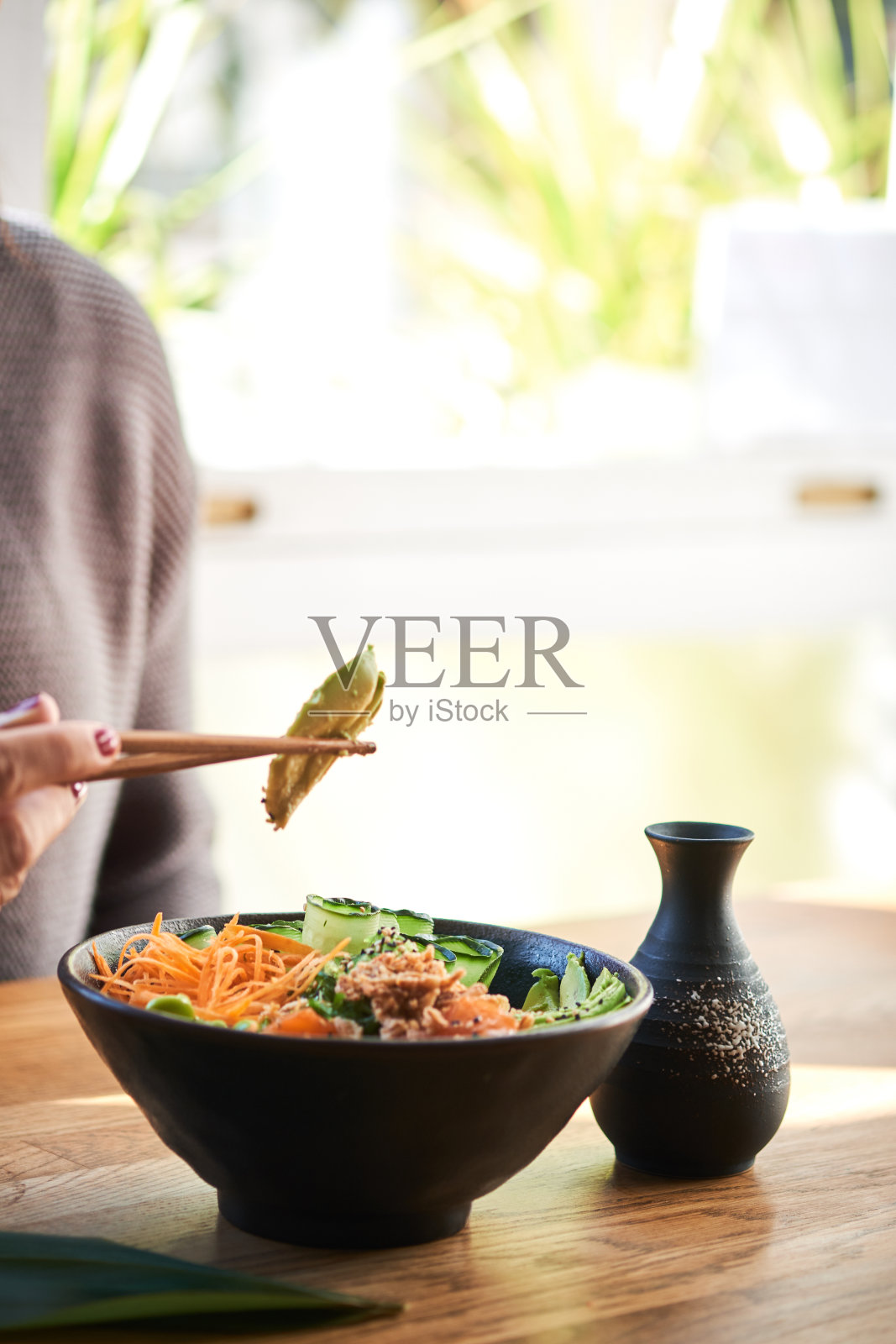 女人在吃戳碗照片摄影图片