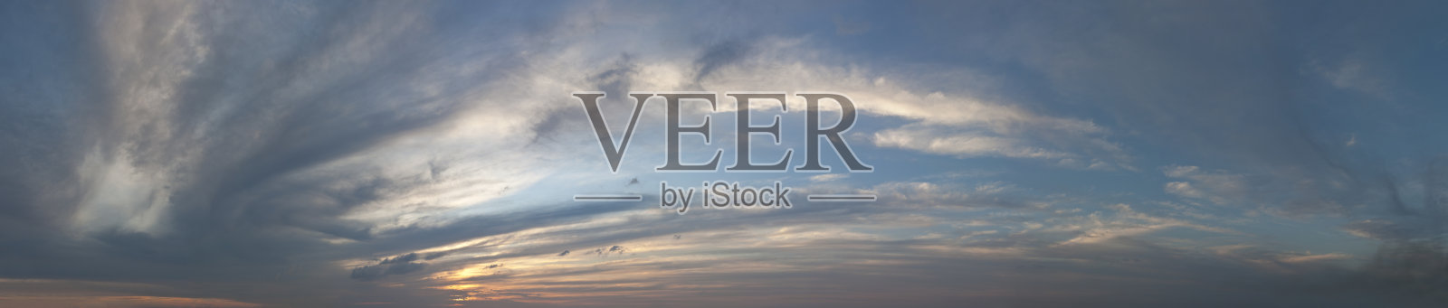 多云的天空全景图。丰富多彩的日落。照片摄影图片