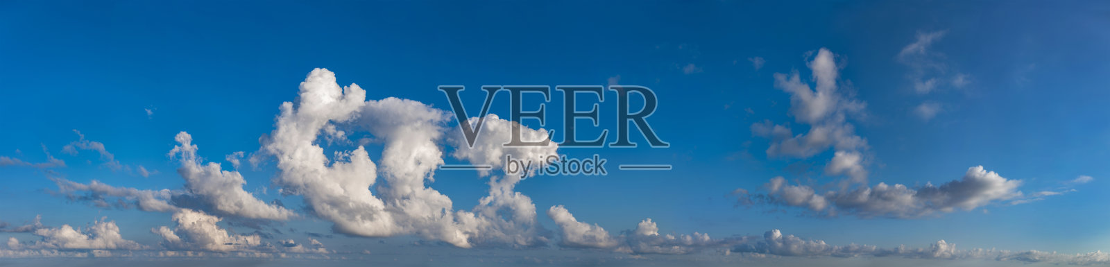 蓝天和地平线上的乌云的全景。暴风雨前的戏剧性气氛。积云形成。威胁的天空照片摄影图片