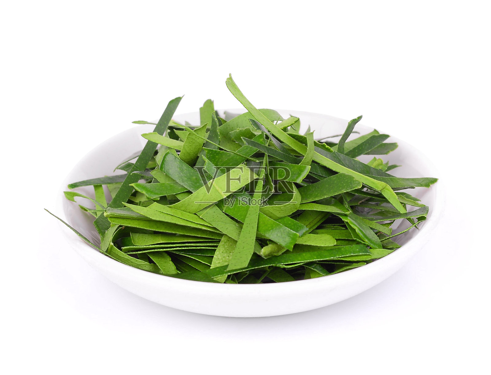 切碎的佛手柑叶在白色的盘子孤立在白色的背景照片摄影图片