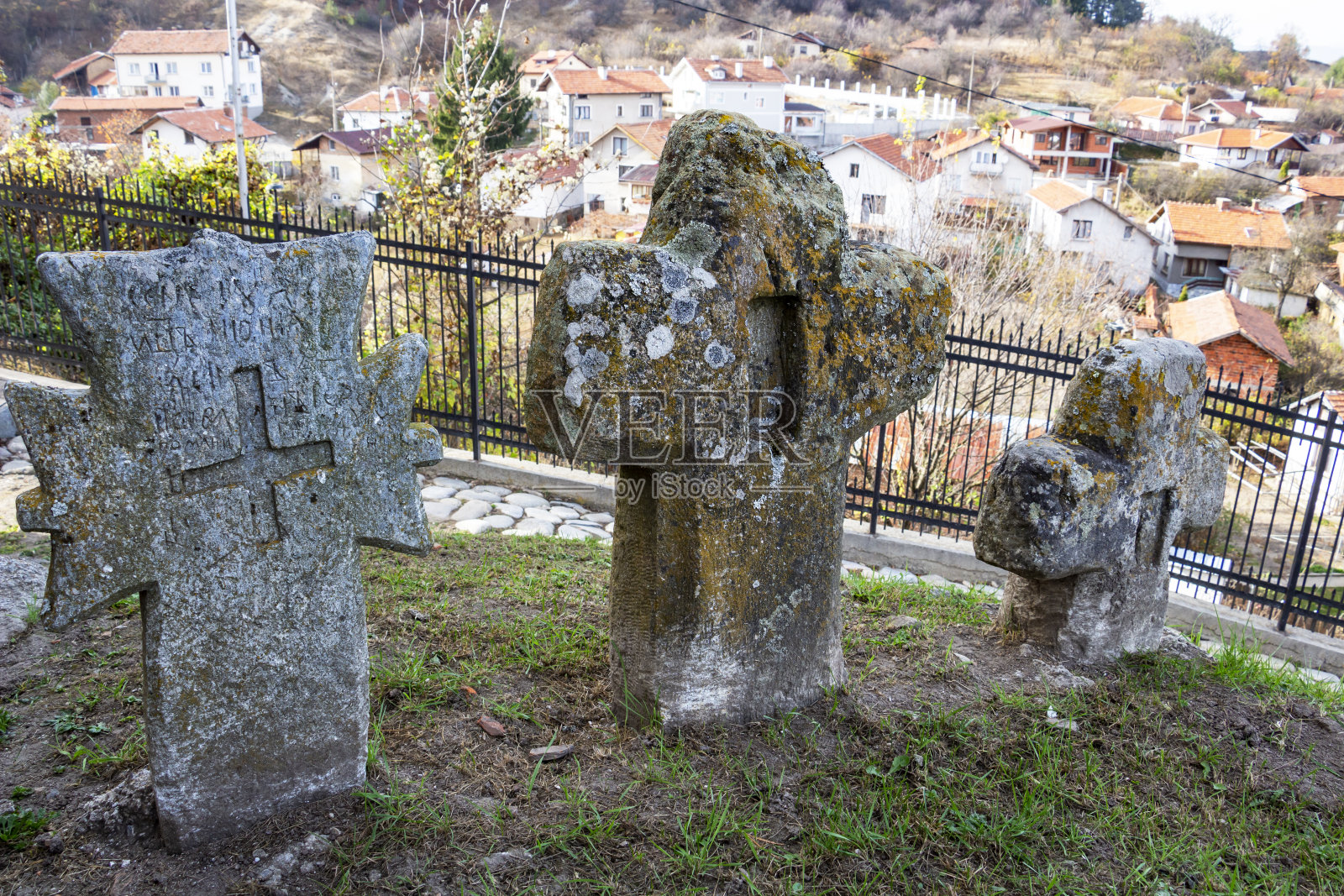 保加利亚贝尔钦村Tsari Mali Grad要塞圣佩特卡教堂墓地上的旧十字架照片摄影图片